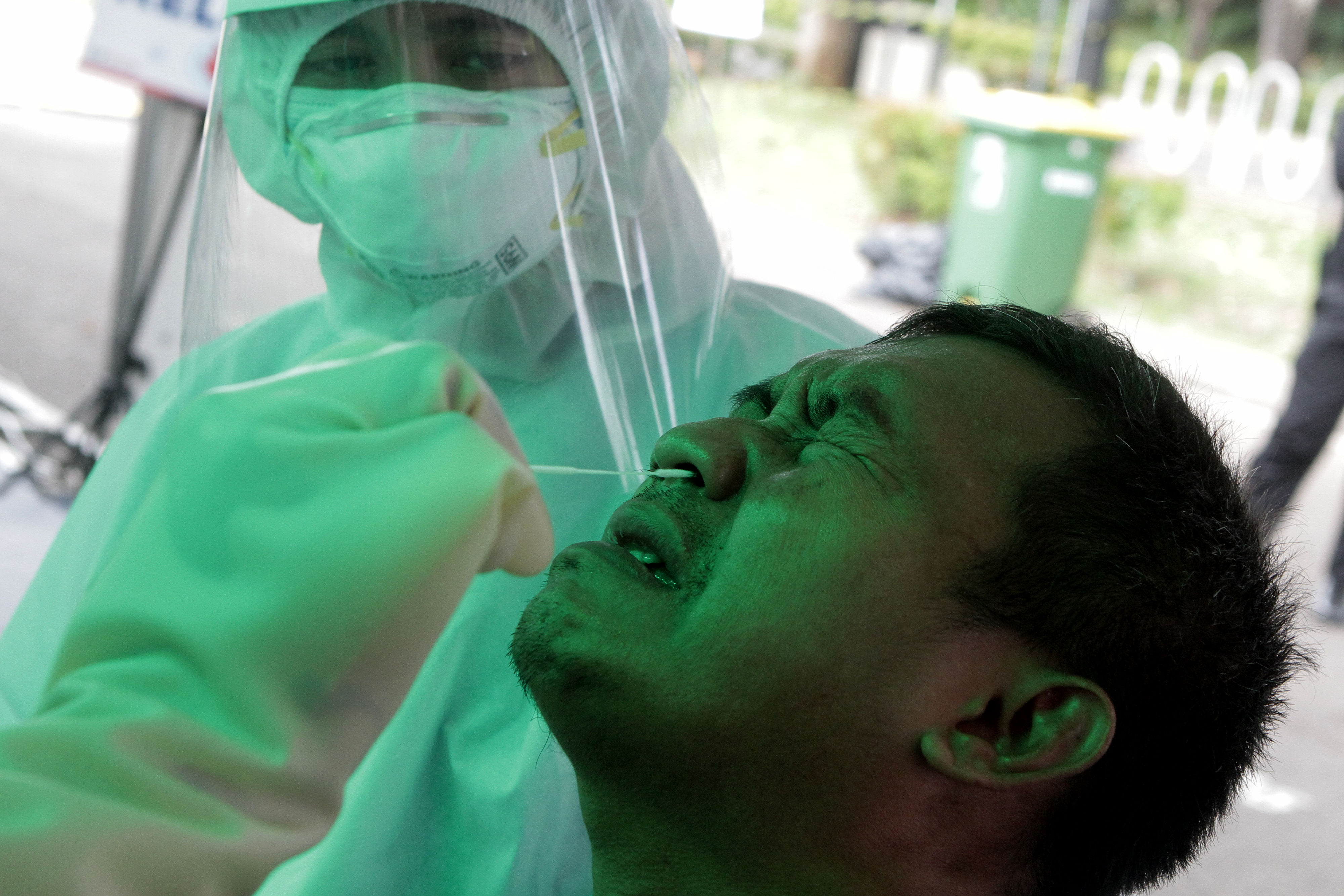 Petugas melakukan swab test pada warga di Stadion Utama Gelora Bung Karno Jakarta (20/5/2020)