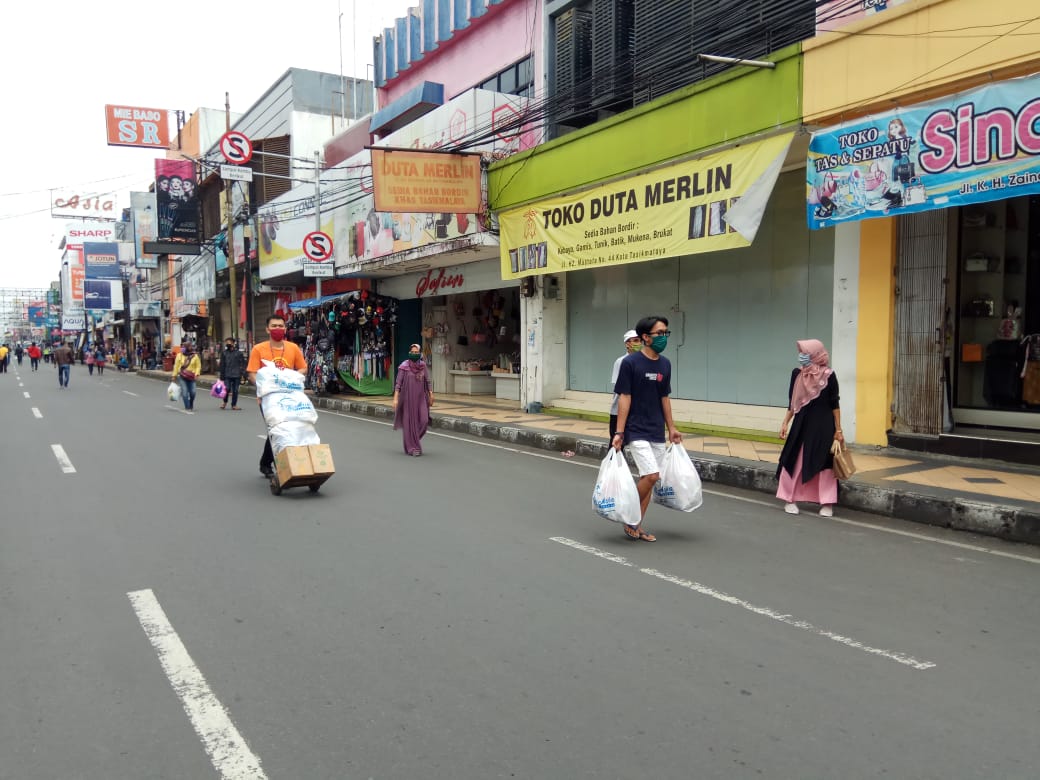 Para pedagang pulang membawa barang dagangan pada hari pertama pelaksanaan PSBB di Kota Tasikmalaya, Rabu (6/5/2020).