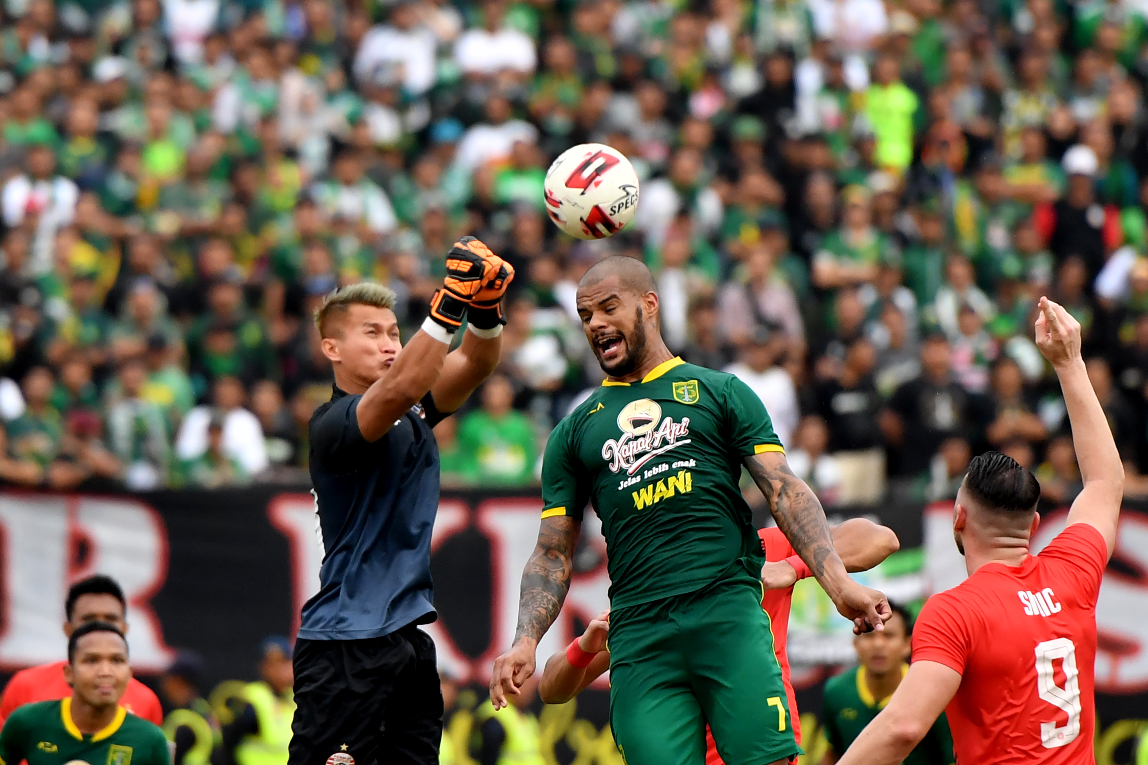 Penjaga gawang Persija Shahar Ginanjar (kiri)