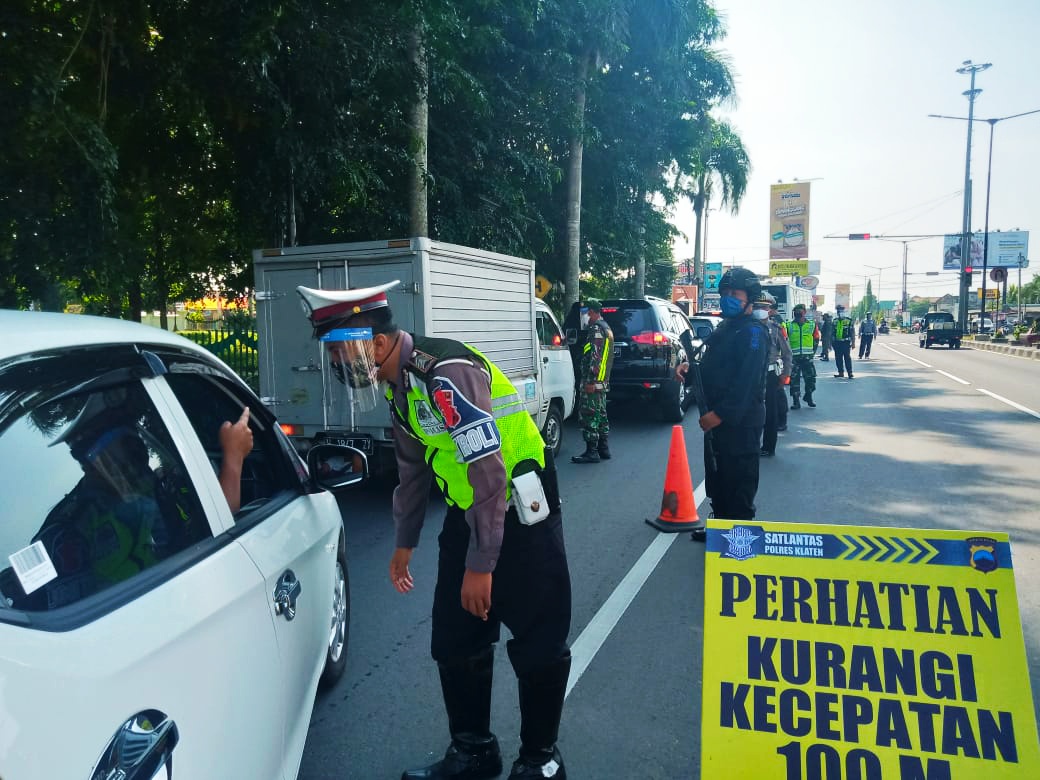 Petrugas gabungan melakukan razia penyekatan perbatasan Klaten-DIY di Prambanan. 