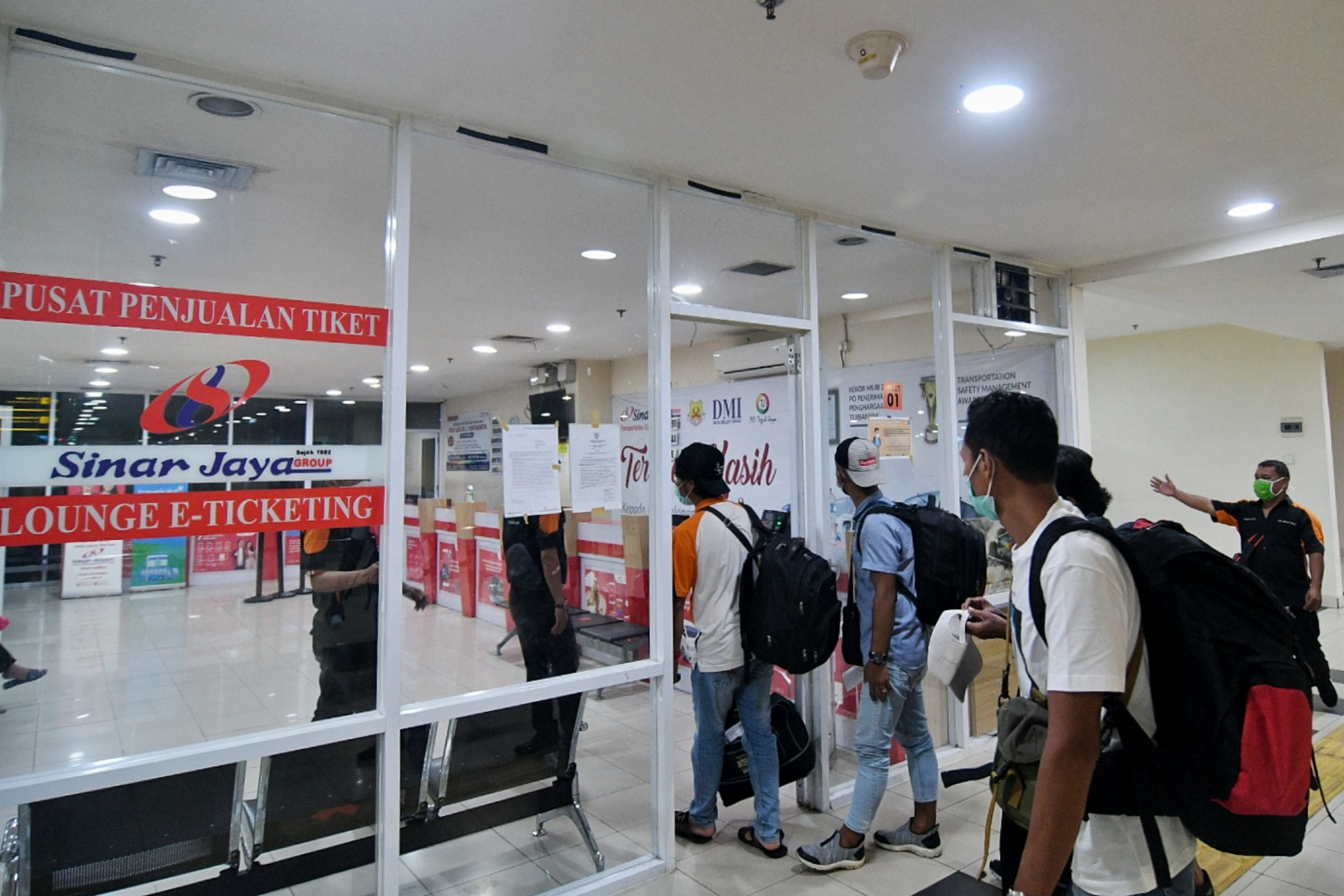 Petugas melakukan pengecekan berkas perjalanan penumpang di Terminal Pulo Gebang, Jakarta.