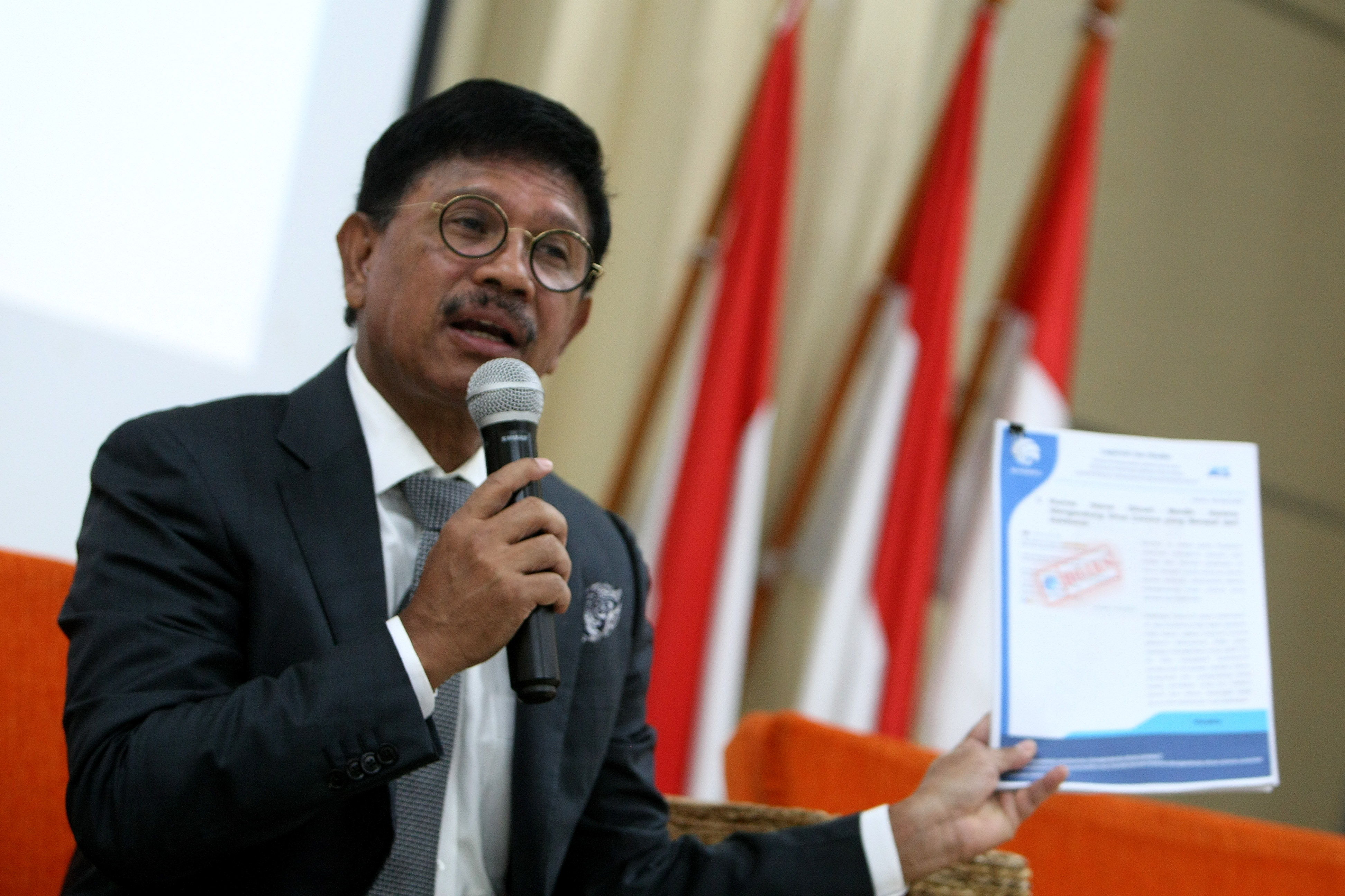 Menteri Komunikasi dan Informatika Johny G. Plate menyampaikan keterangan pers terkait maraknya berita hoaks terkait virus covid-19