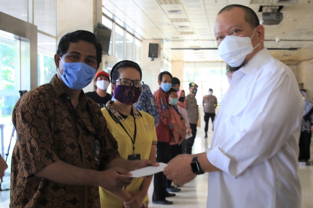 Ketua DPD La Nyalla Mattalitti membagikan THR kepada pegawai DPD