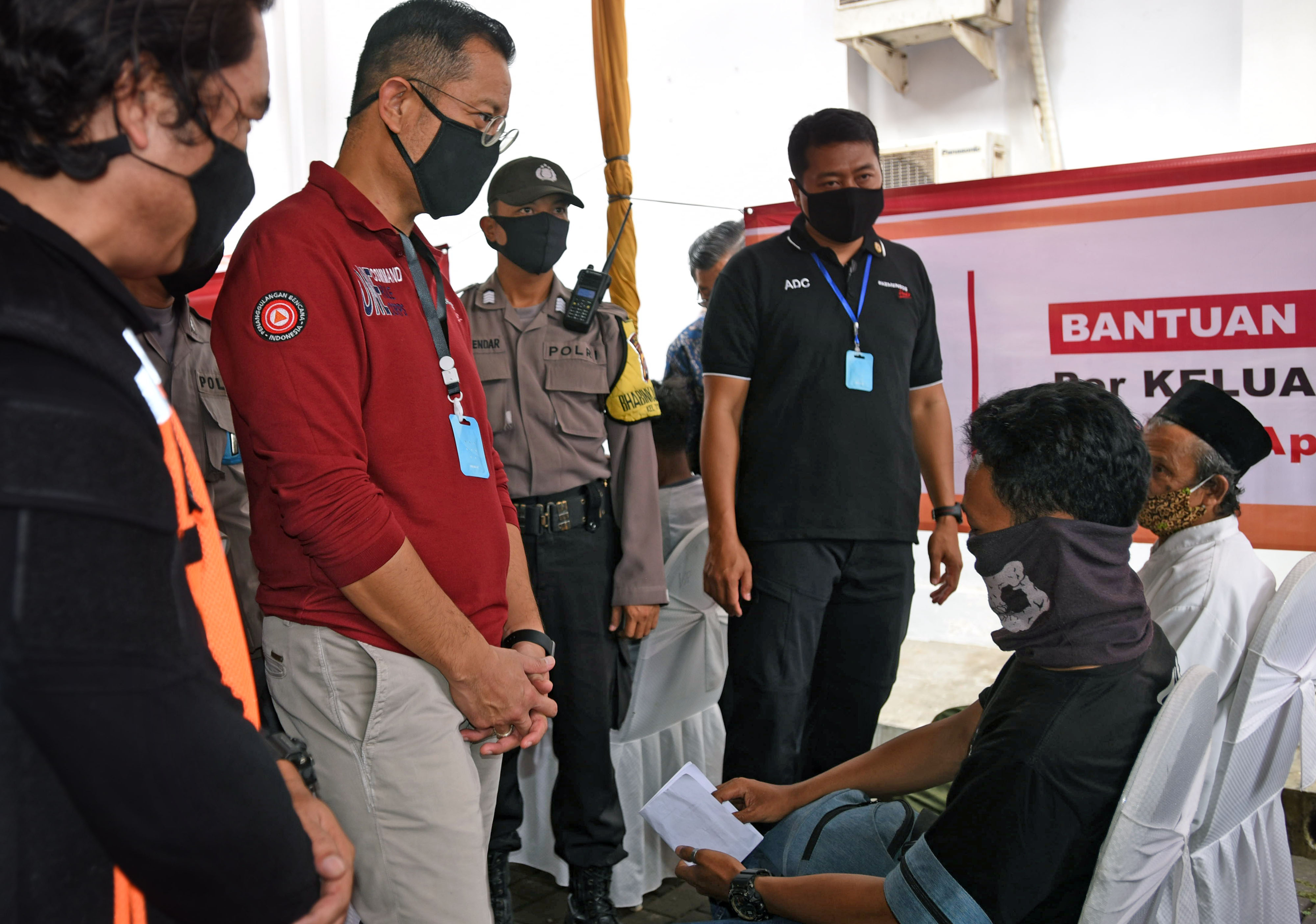 Menteri Sosial Juliari P Batubara ( kiri) berbincang dengan warga saat meninjau penyaluran bantuan sosial tunai (BST) di Kantor Pos Serang.