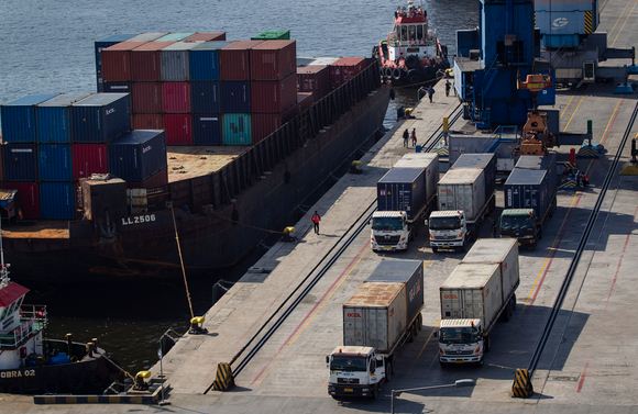 Pekerja melakukan bongkar muat peti kemas di Pelabuhan Tanjung Priok, Jakarta Utara, Jumat (15/5/2020).