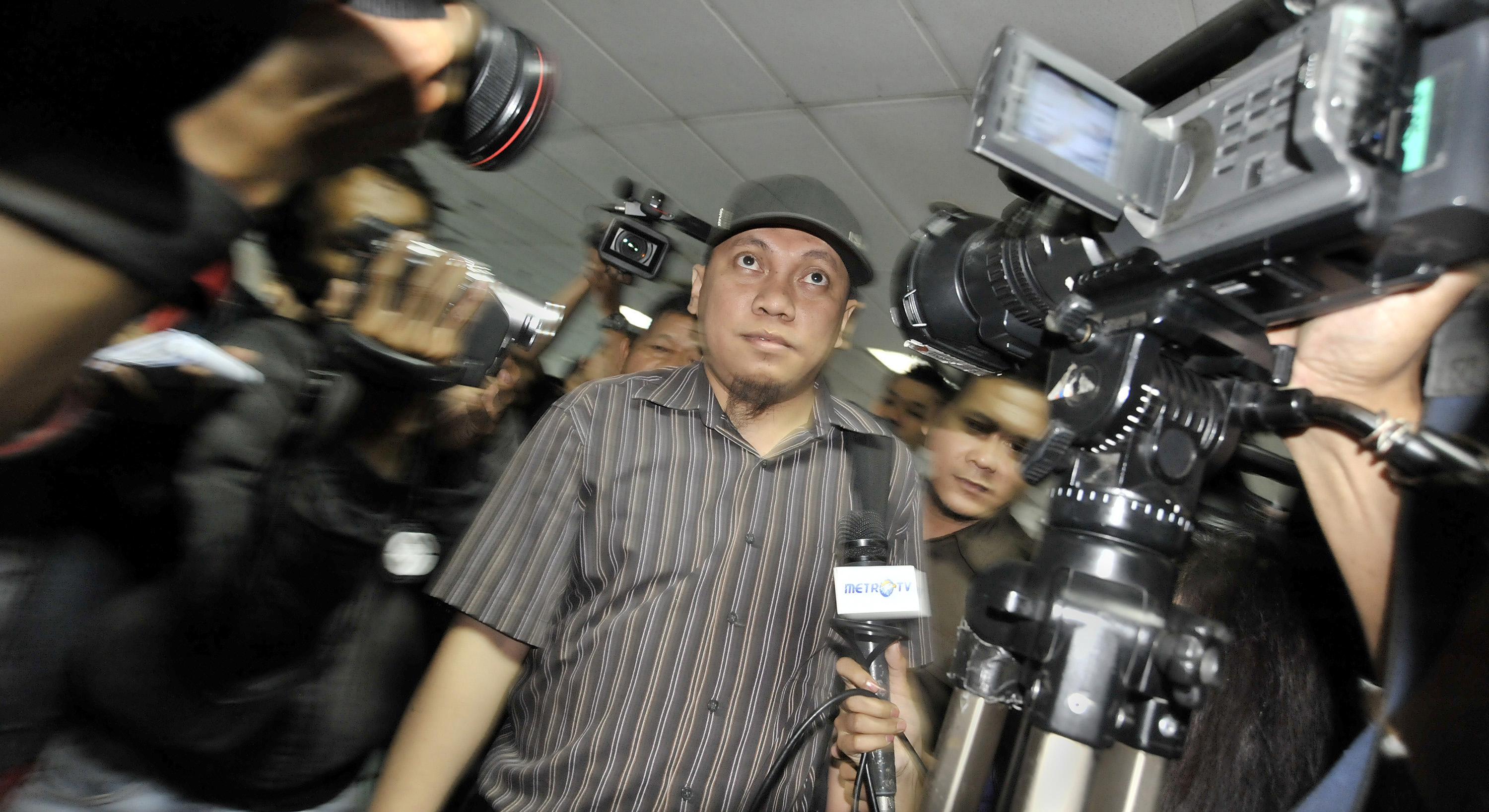 Gayus Tambunan (tengah)