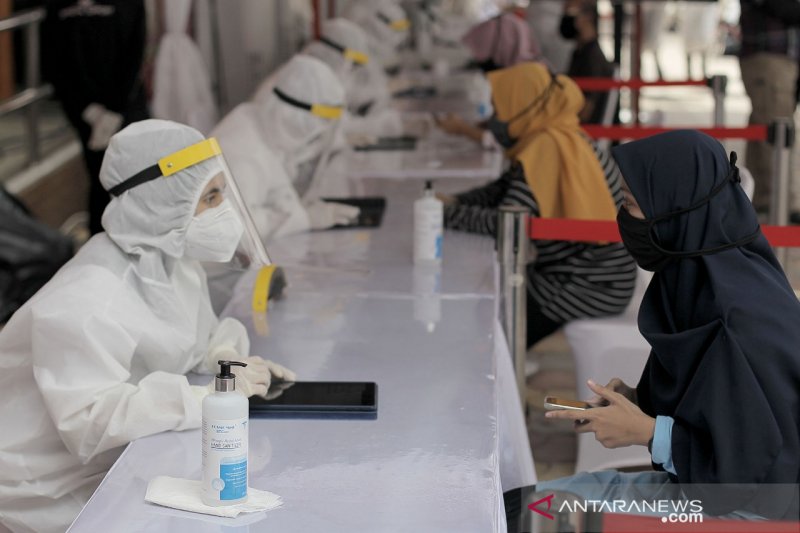 Pelaksanaan rapid test dan swab test di Pasar Bogor di Kota Bogor, Senin (11/5).
