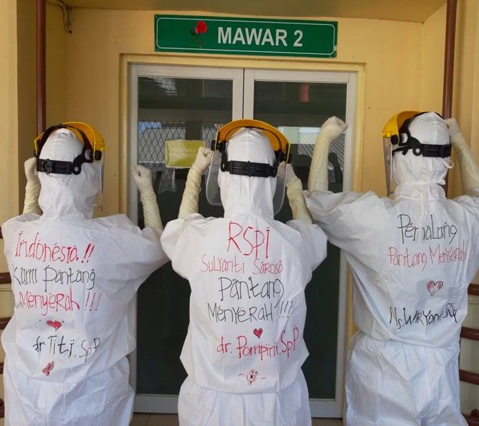 Tenaga medis di RSPI Sulianti Saroso memberikan semangat untuk tetap optimis lewat pesan di baju hazmat