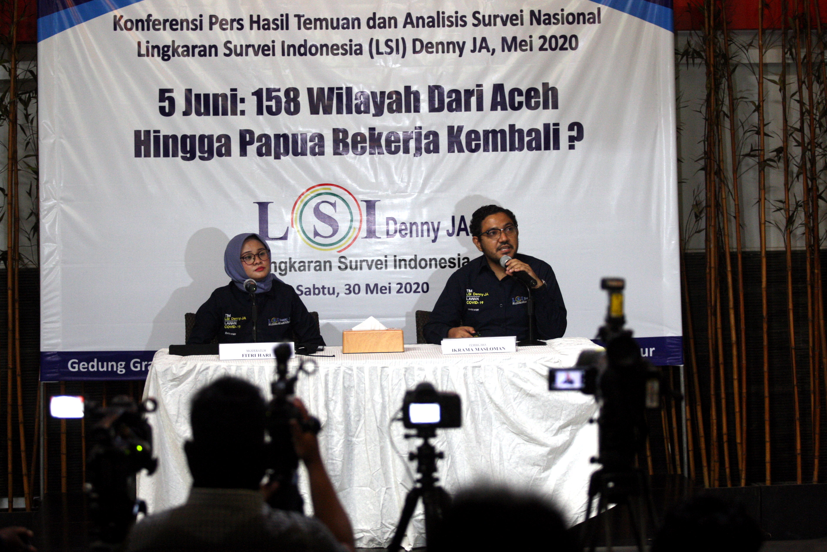 Para peneliti Lingkaran Survei Indonesia (LSI Denny JA), Fitri Hari (kiri) dan Ikrama Masloman, memaparkan rilis hasil survei di Jakarta.