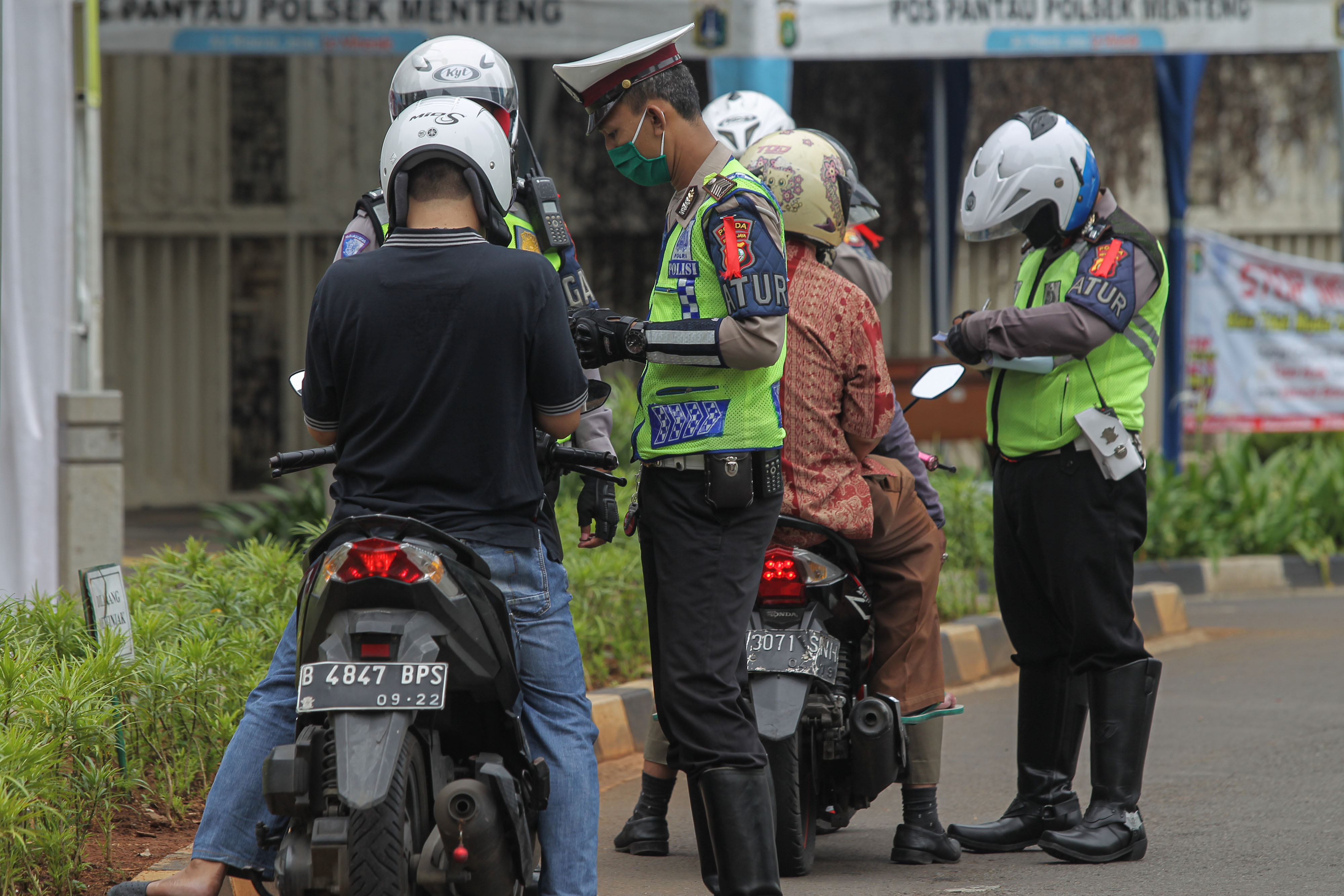  Petugas gabungan dari Kepolisian Polda Metro Jaya dan Dishub Pemprov DKI Jakarta melakukan penindakan pelanggaran PSBB