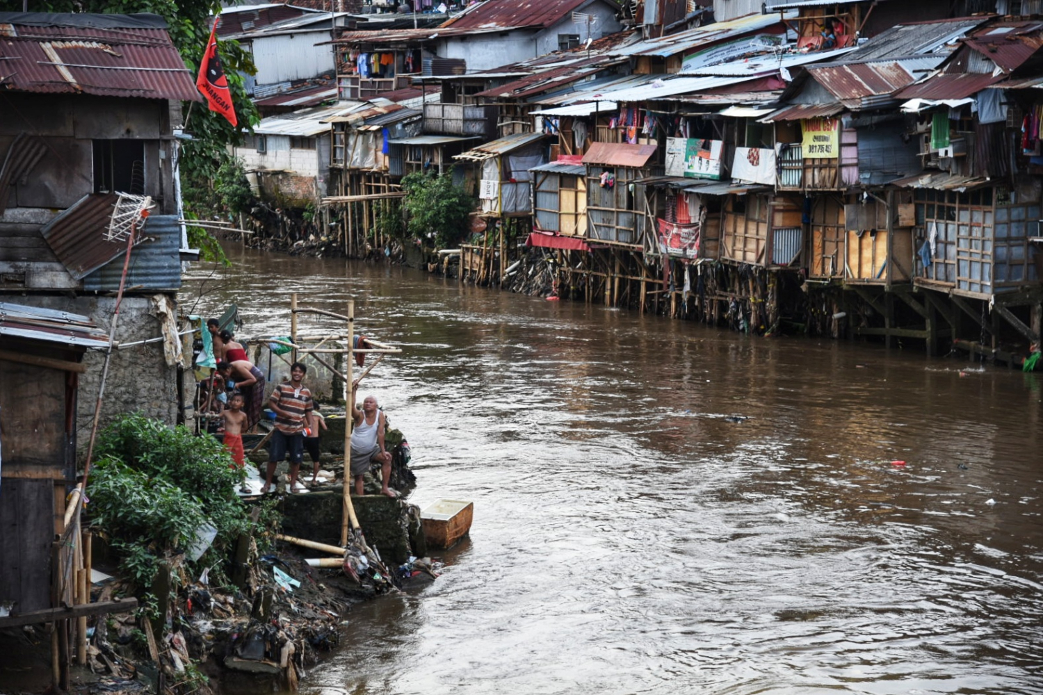 Potret permukiman padat penduduk di bantaran Sungai Ciliwung, Jakarta.