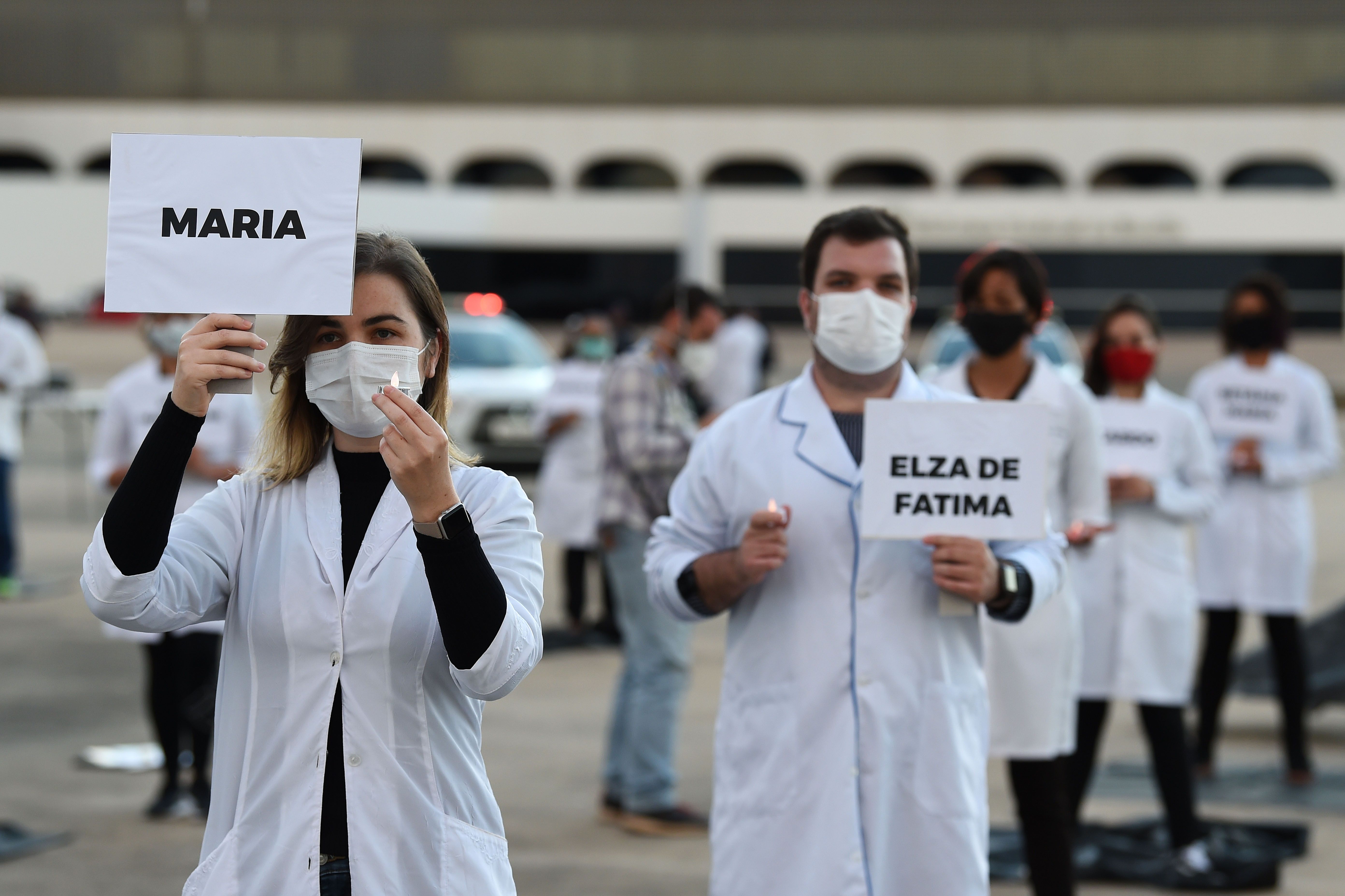 Para perawat Brasil mengenang rekan mereka yang meninggal akibat covid-19 dalam aksi demonstrasi di Brasilia.