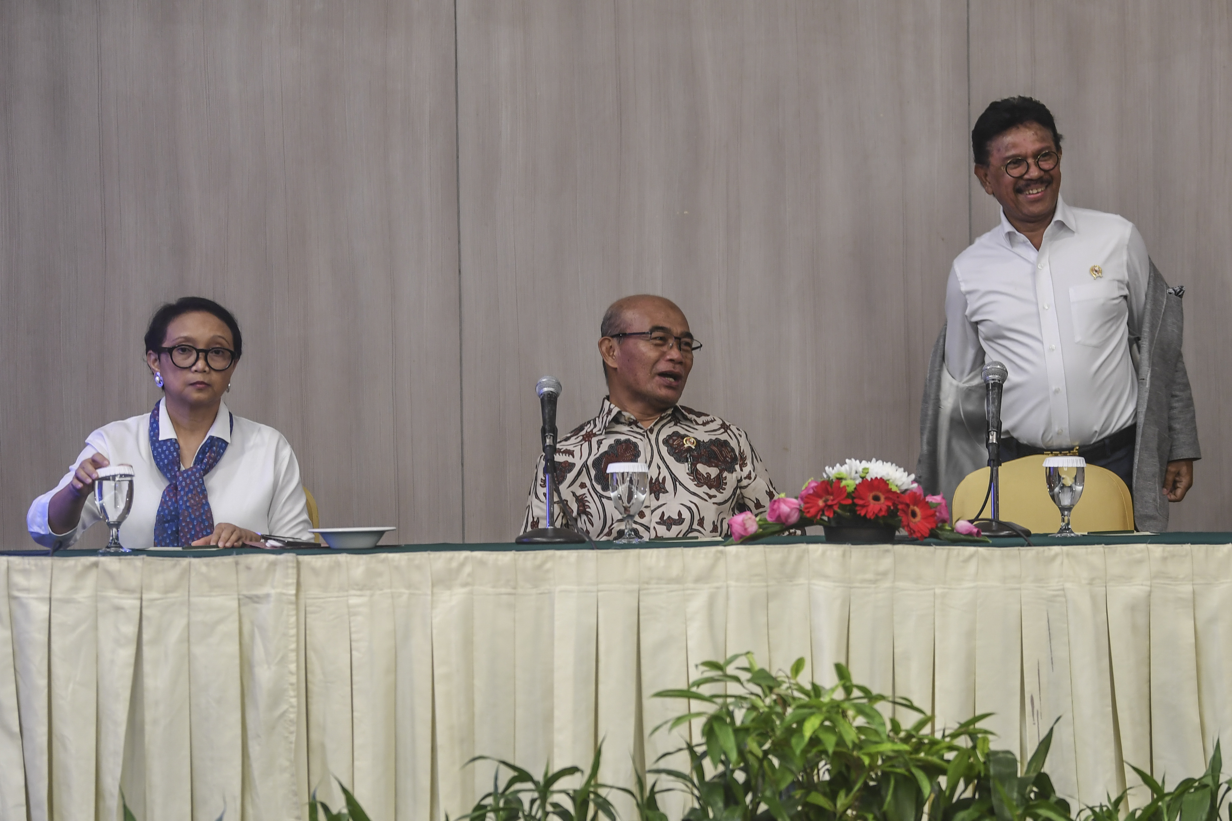 Menko PMK Muhadjir Effendy (tengah)