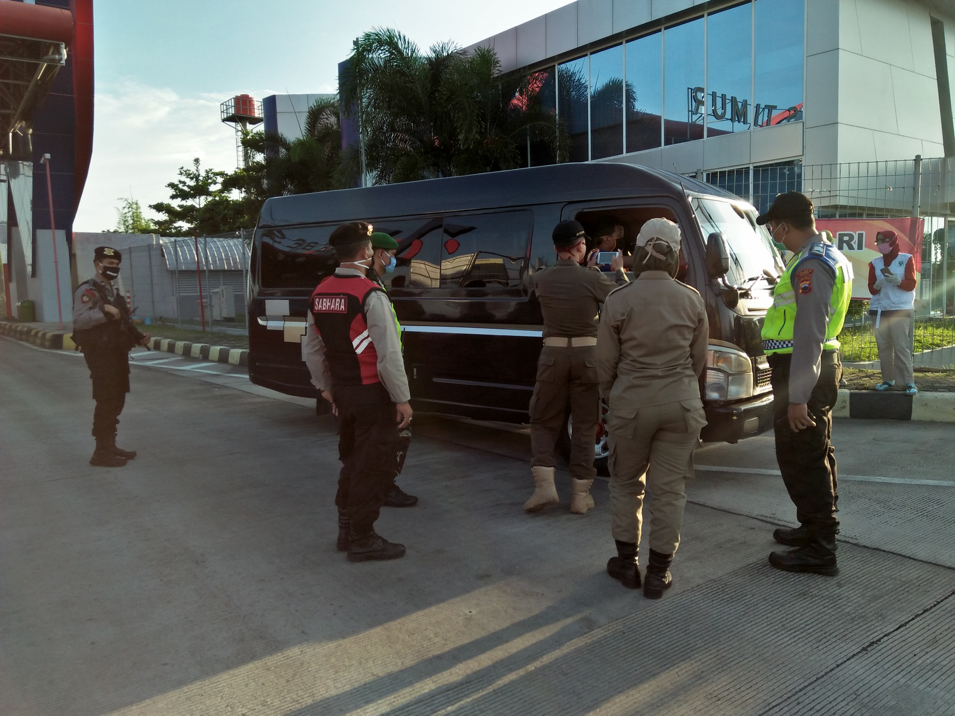 Petugas melakukan penyekatan kendaraan di pintu tol.