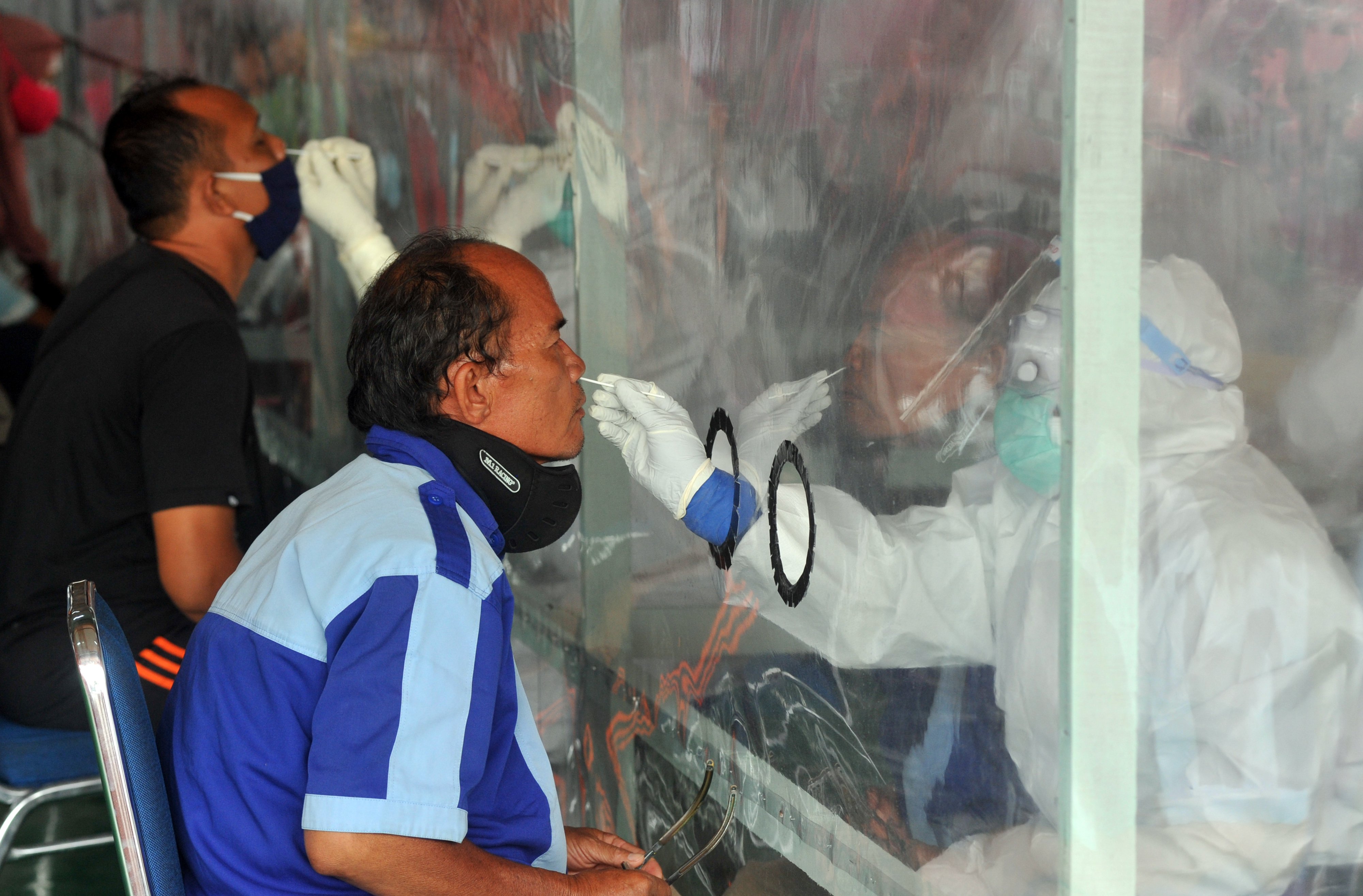 Ilustrasi: Petugas medis mengambil sampel lendir dari sejumlah pedagang saat tes swab di Pasar Raya Padang, Sumatera Barat