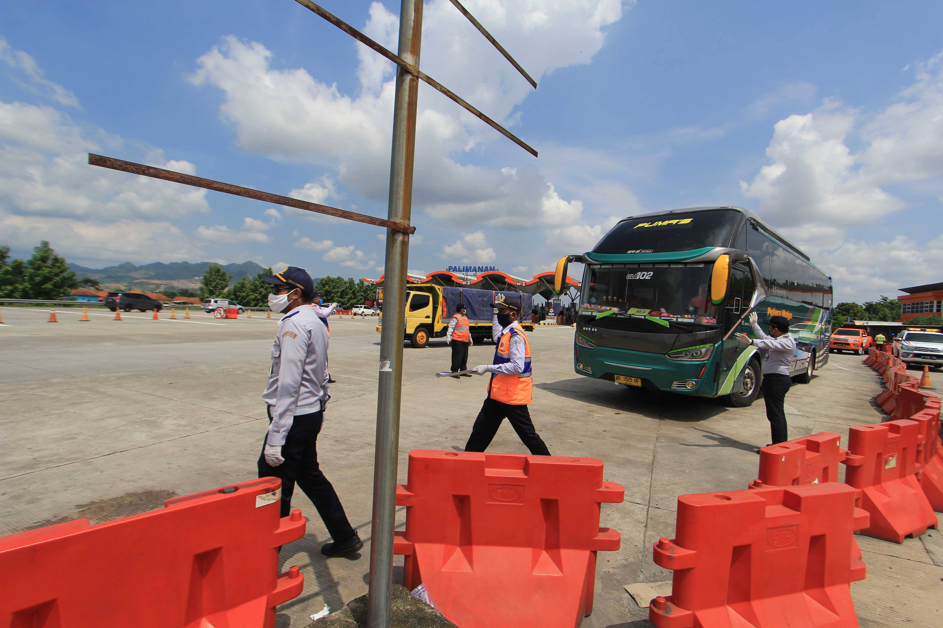 Petugas dari Ditjen Perhubungan Darat Kemenhub memeriksa penumpang bus keluar dari gerbang Tol Cipali, Palimanan, Cirebon.