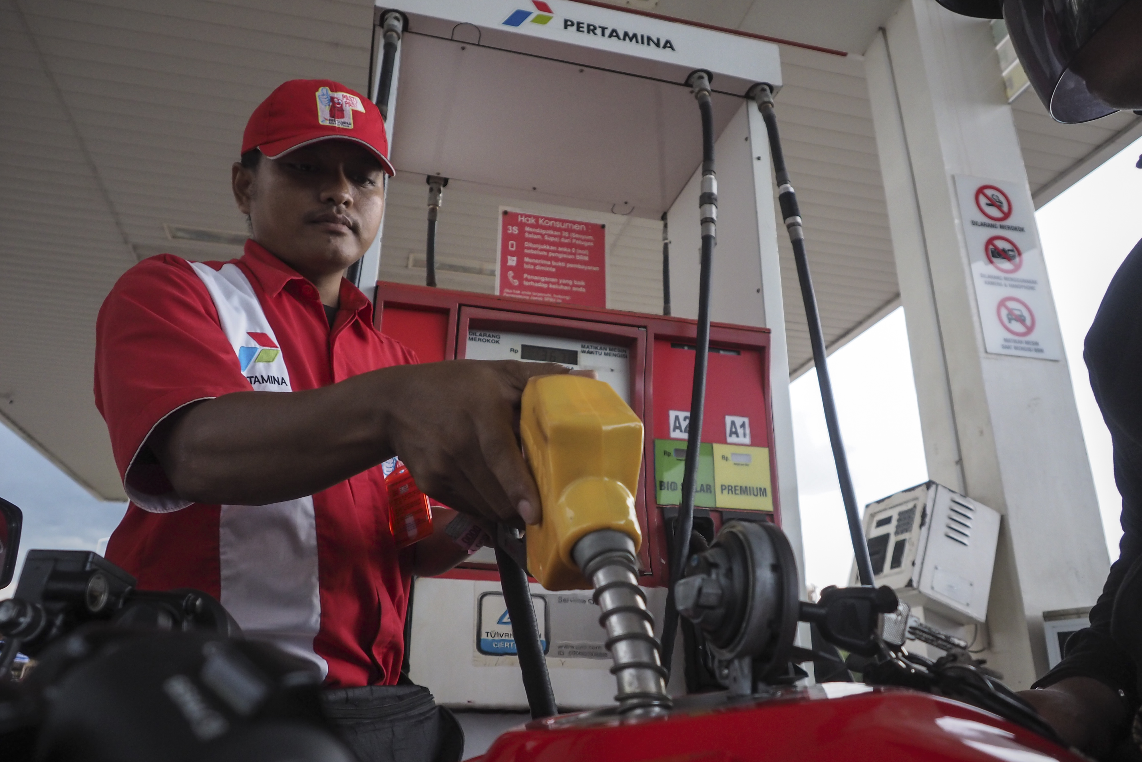 Karyawan SPBU di Batam mengisi BBM ke kendaraan pelanggan.