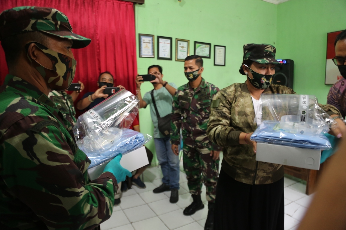  Bupati Tabanan Ni Putu Eka Wiryastuti (kanan) saat memberikan bantuan APD bagi Babinsa Kamis (21/5) di markas Kodim 1619 Tabanan.