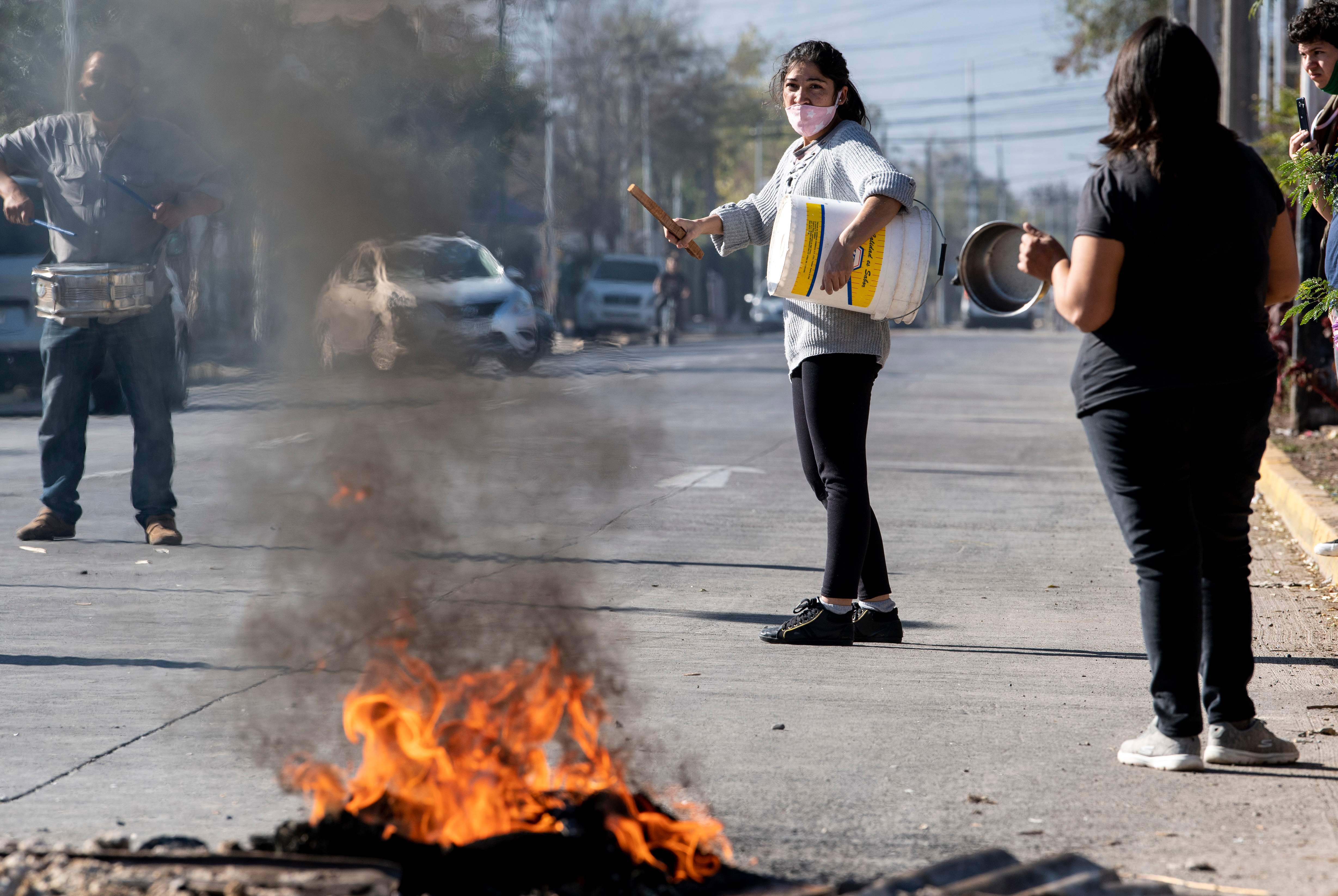 Warga Cile di Santiago memprotes minimnya makanan dan pekerjaan akibat covid-19.