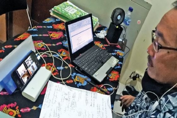 Dosen Heru S.P. Saputra menguji skripsi mahasiswa secara daring di Jurusan Sastra Indonesia, Fakultas Ilmu Budaya, Universitas Jember (8/4).