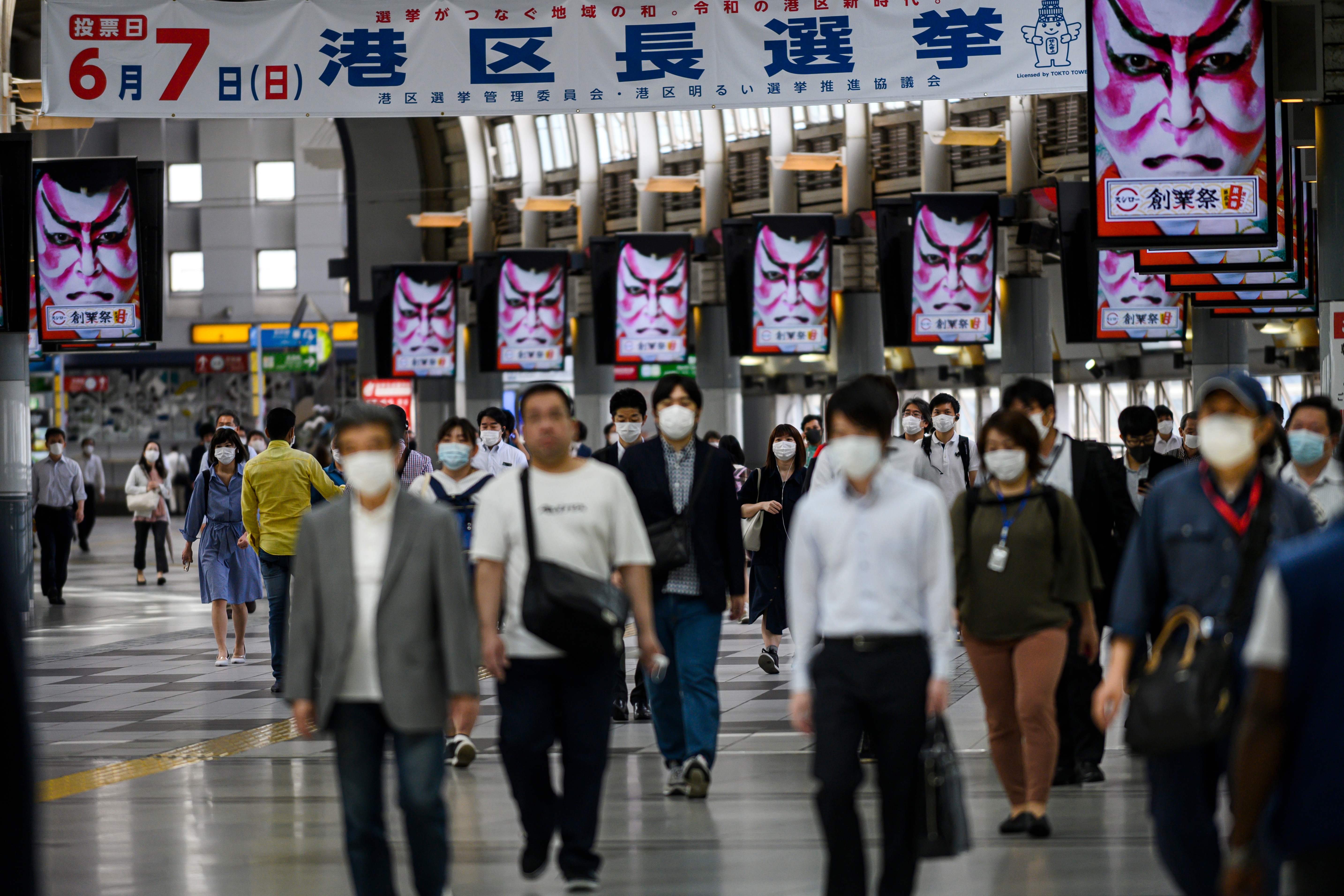 Warga mengenakan masker di Stasiun Shinagawa, Tokyo, Jepang.