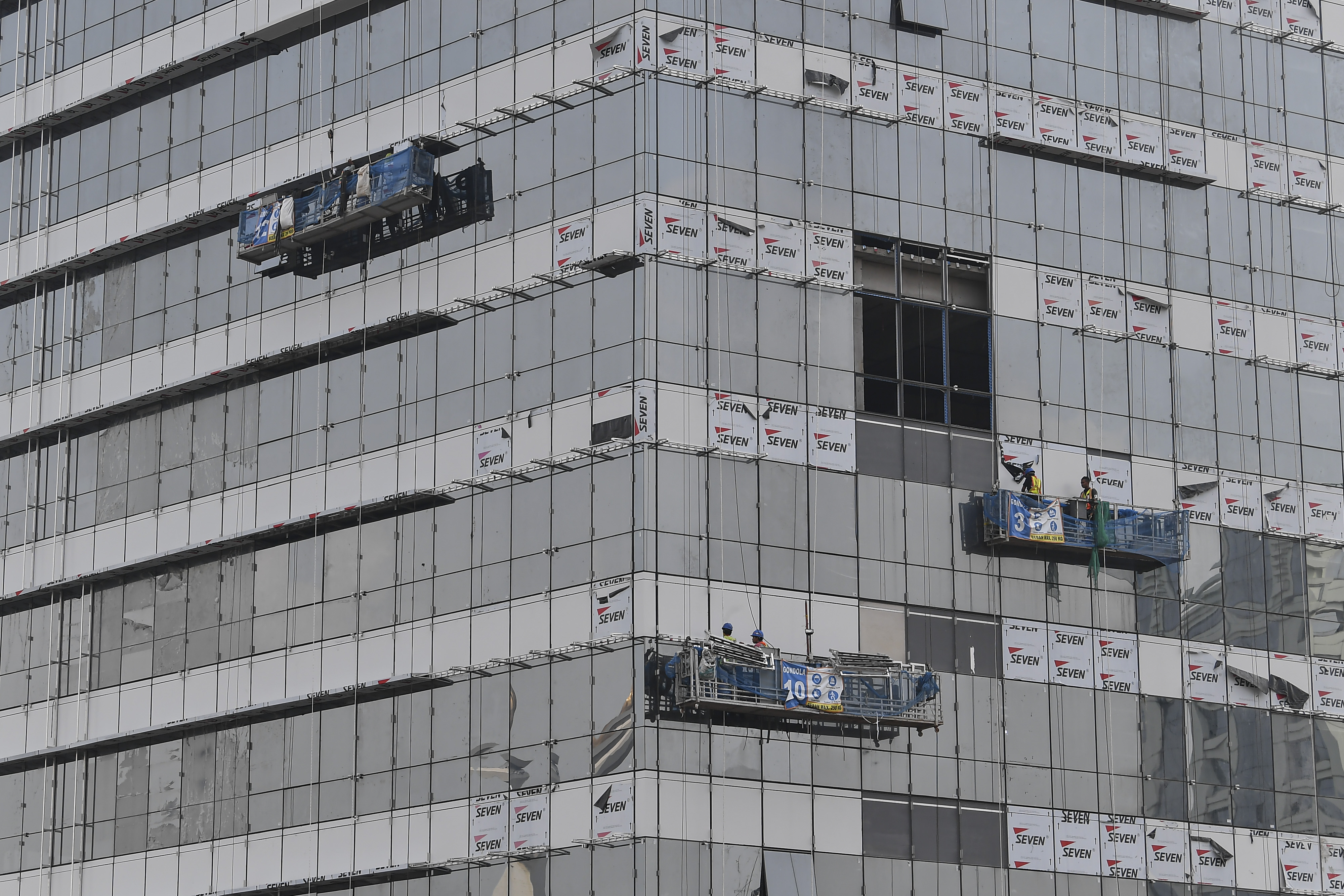  Sejumlah pekerja menyelesaikan pekerjaan proyek pembangunan sebuah gedung di kawasan Gambir, Jakarta, Jumat (8/5)