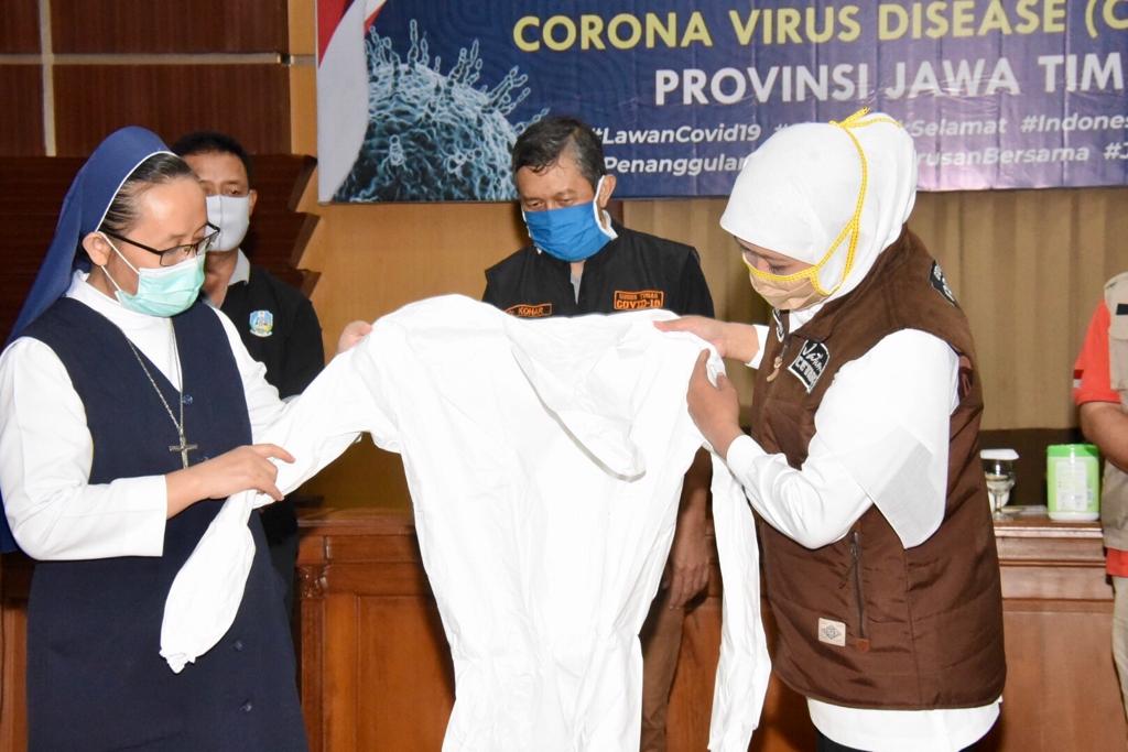 Gubernur Jatim Khofifah Indar Parawansa saat menyerahkan bantuan alkes ke RS rujukan Covid-19.