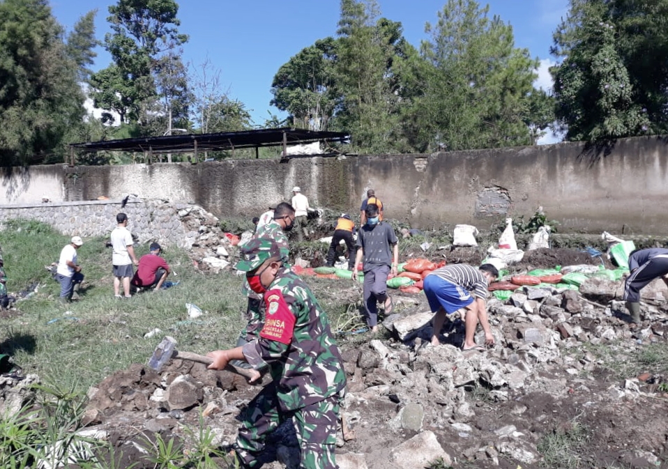 Warga dibantu anggota TNI bergotong royong memperbaiki tanggul jebol di Desa Lembang, Kabupaten Bandung Barat, Senin (4/5/2020).