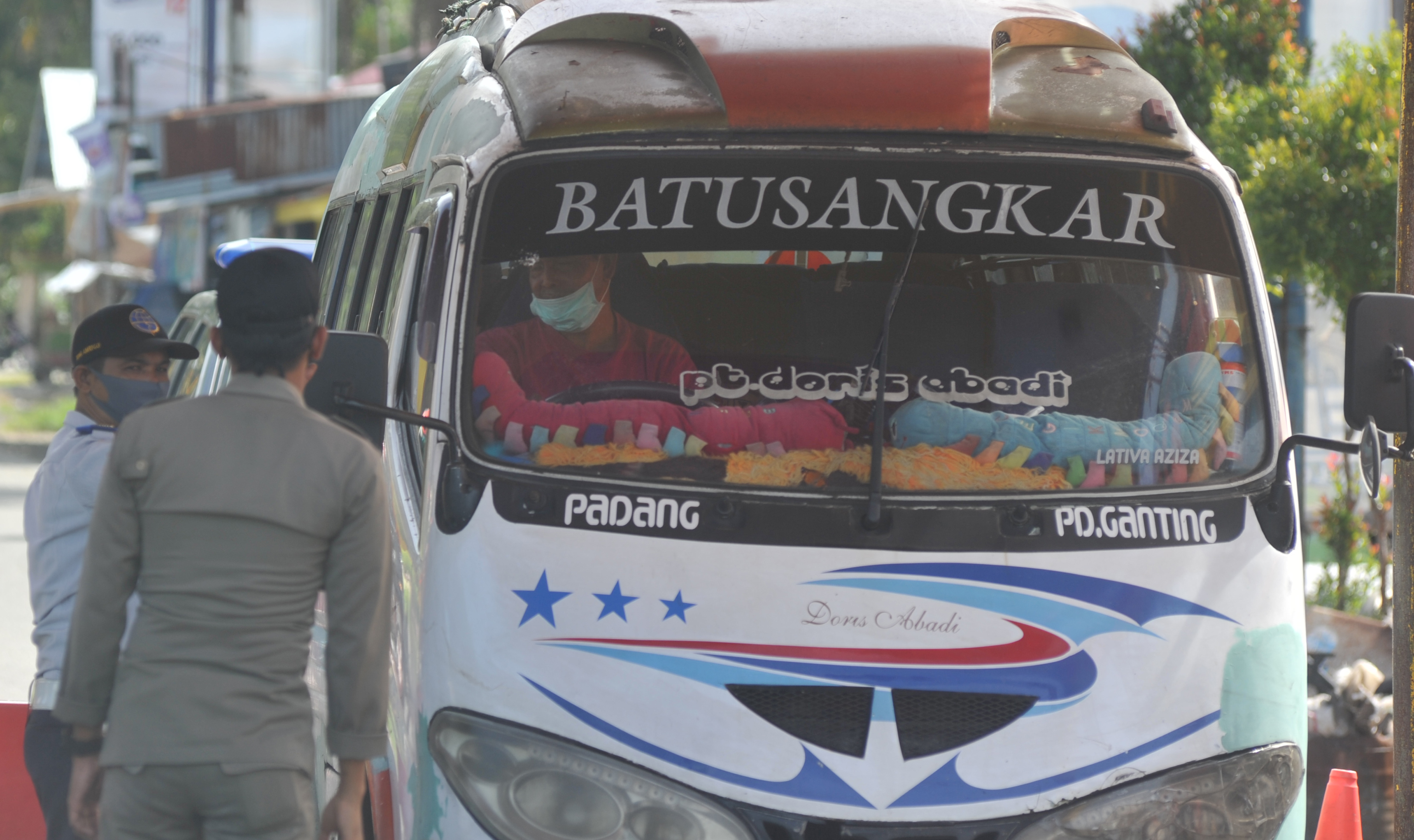 Petugas memeriksa mobil travel di Padang, Sumatra Barat, Selasa (5/5). 