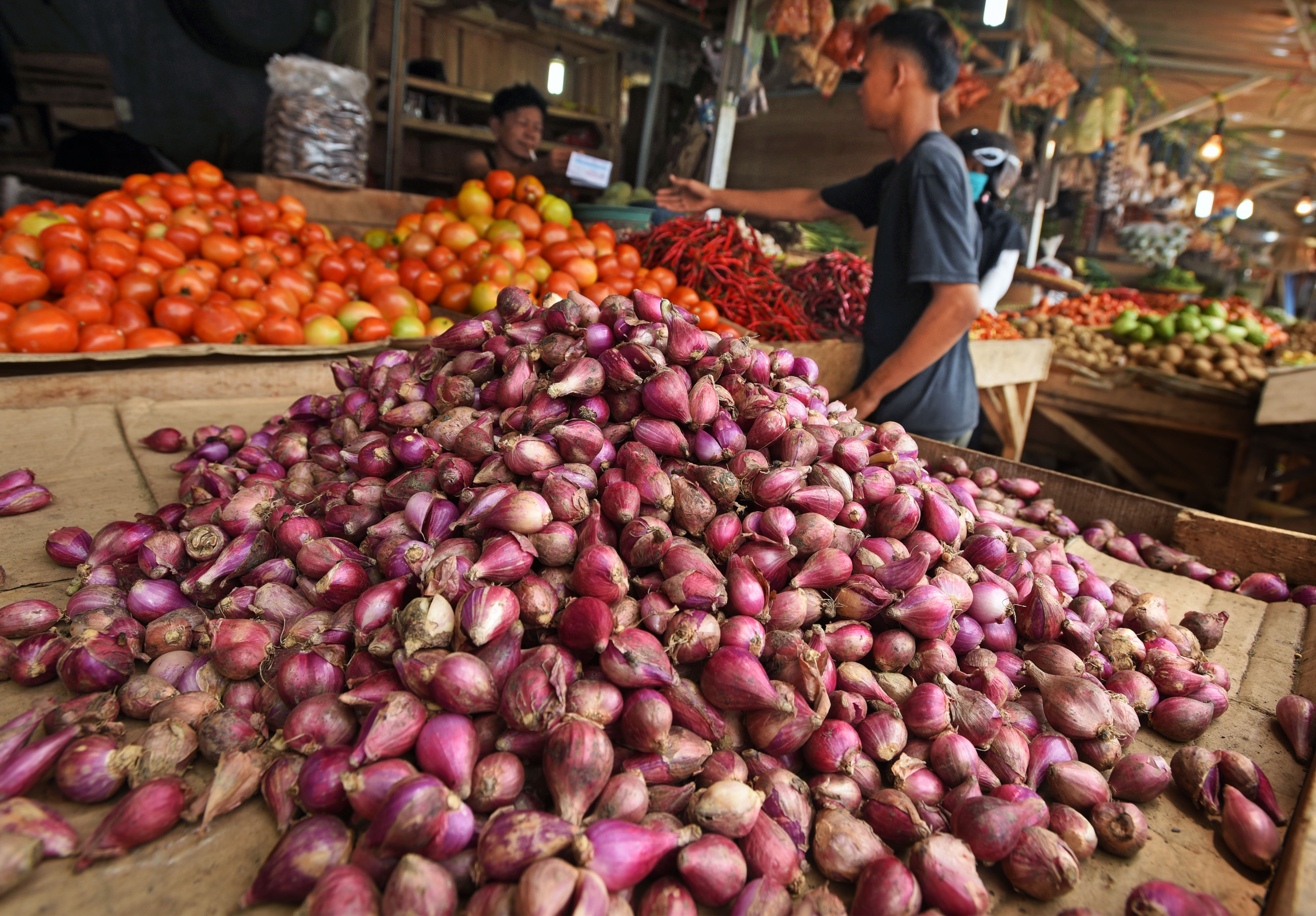 Pedagang sayur melayani pembeli di Pasar Induk Rau, Serang, Banten.