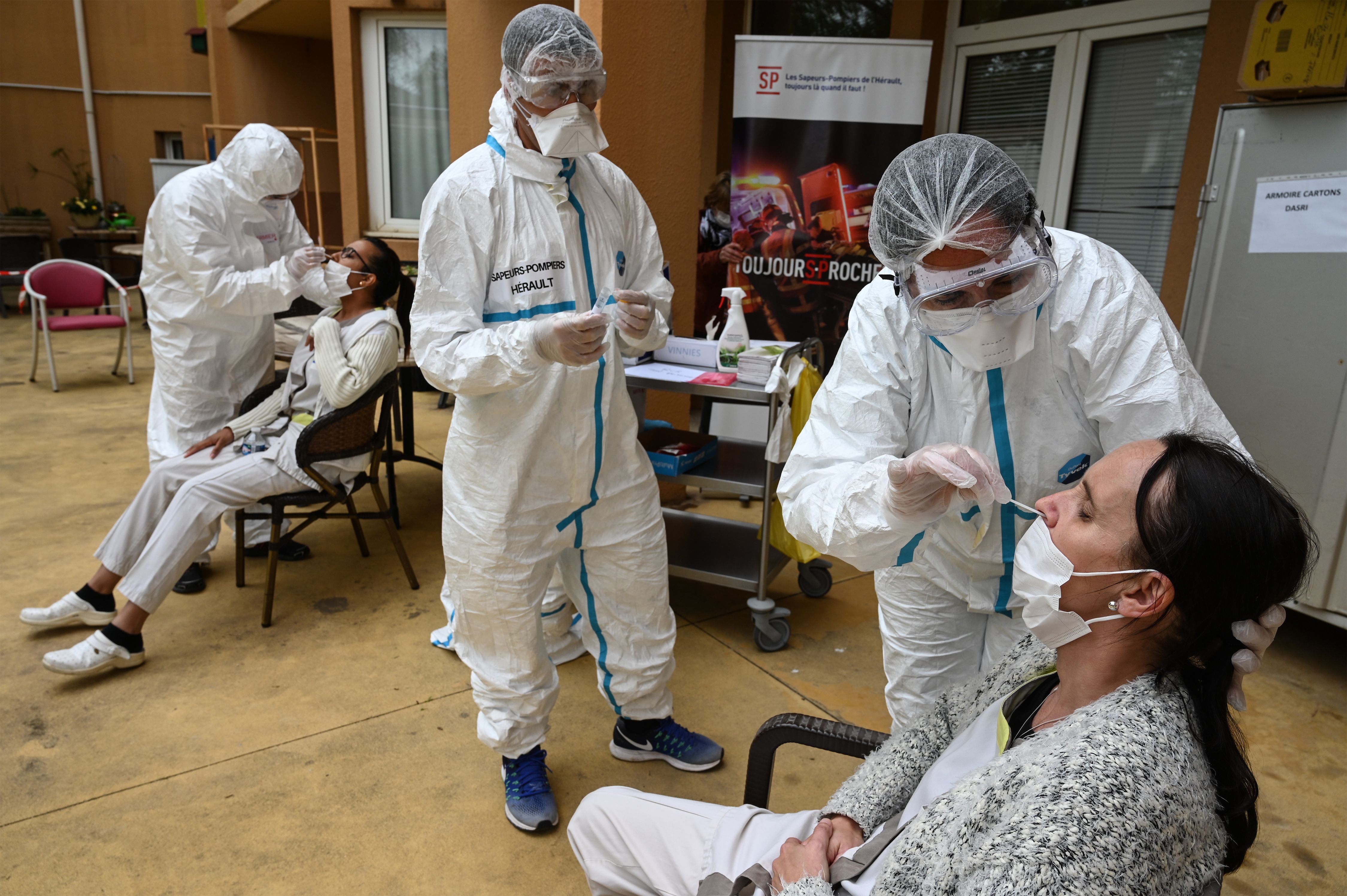 Petugas kesehatan sedang melakukan uji swab covid-19 kepada pasien di  Frontignan, , selatan Prancis, 