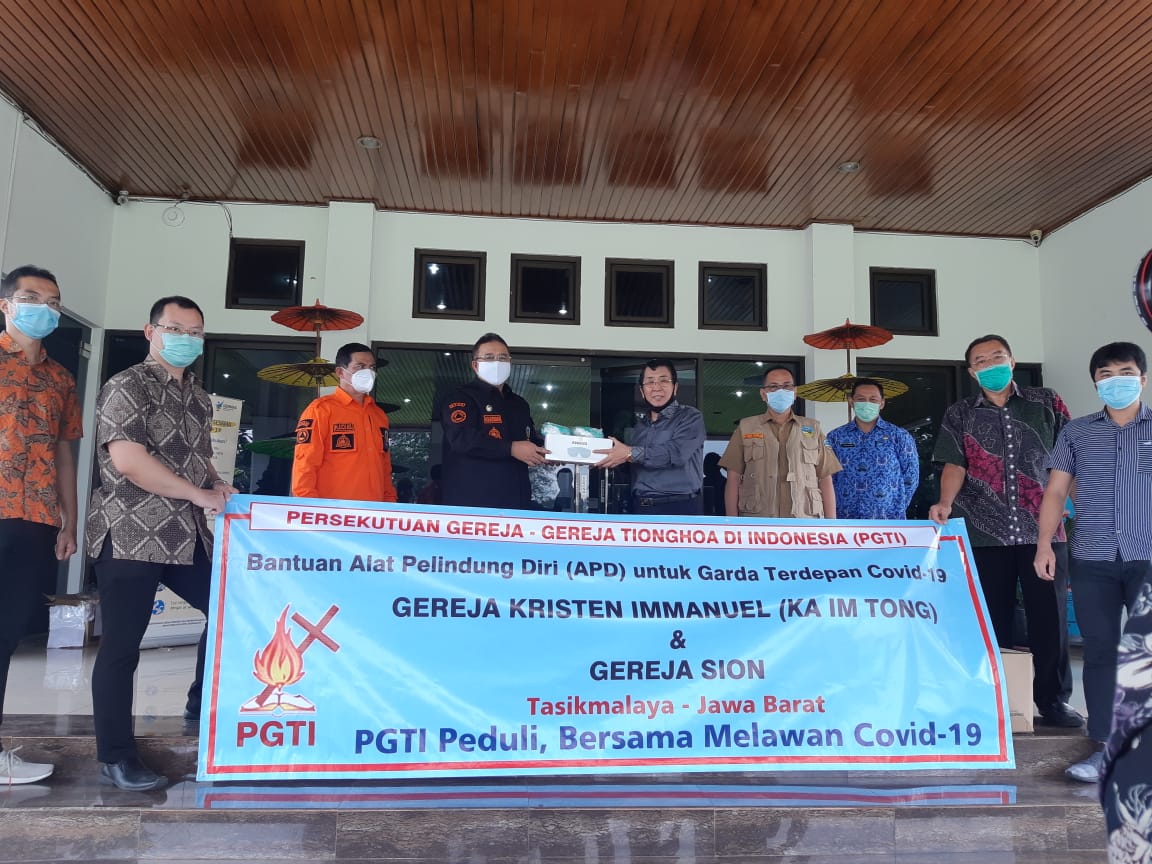 Persekutuan Gereja Tionghoa Indonesia memberikan bantuan alat pelindung diri untuk tenaga medis di Kota Tasikmalaya, Selasa (19/5/2020)