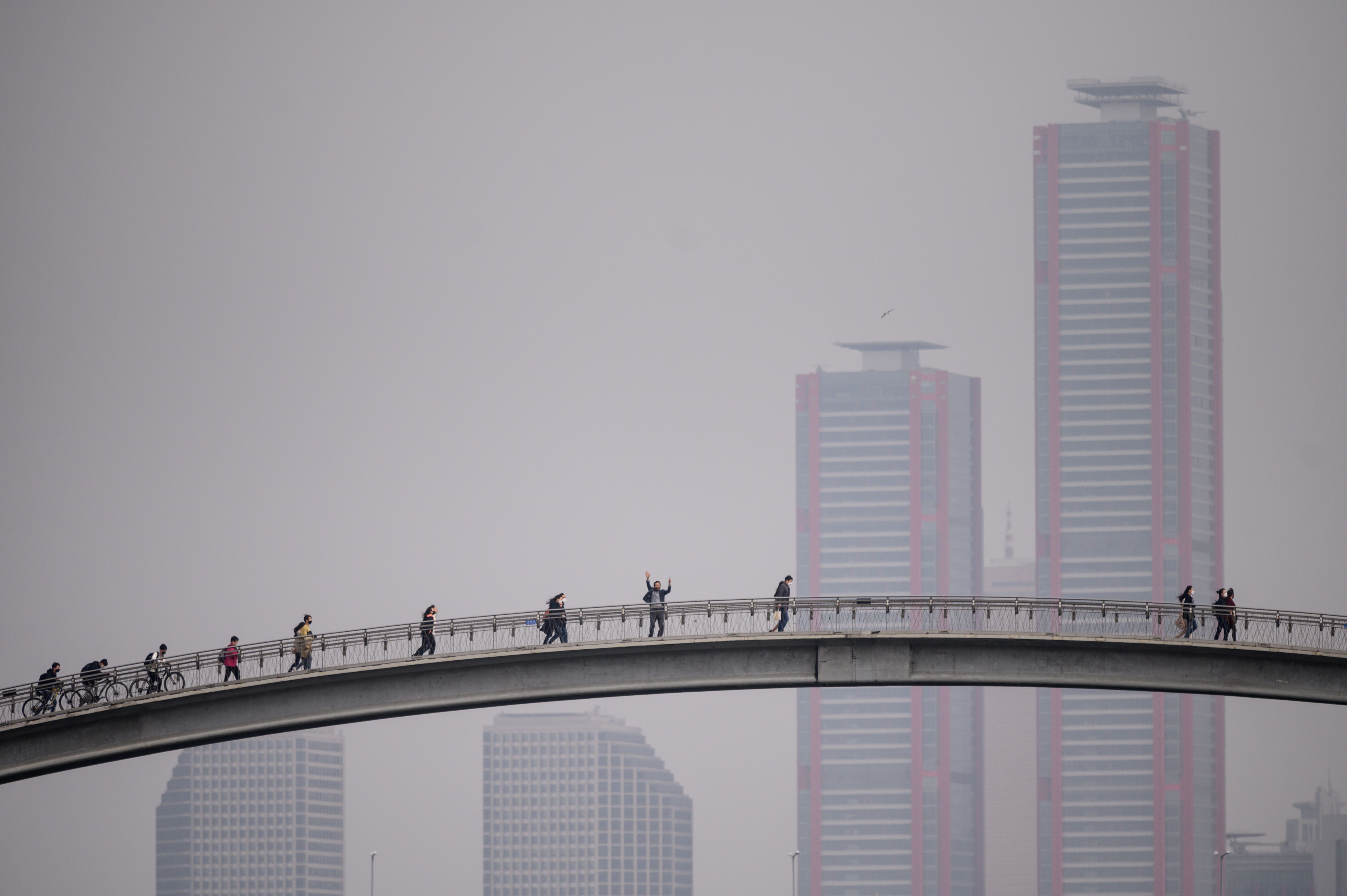Warga Korea Selatan melintasi jembatan layang di Distrik Yeouido.