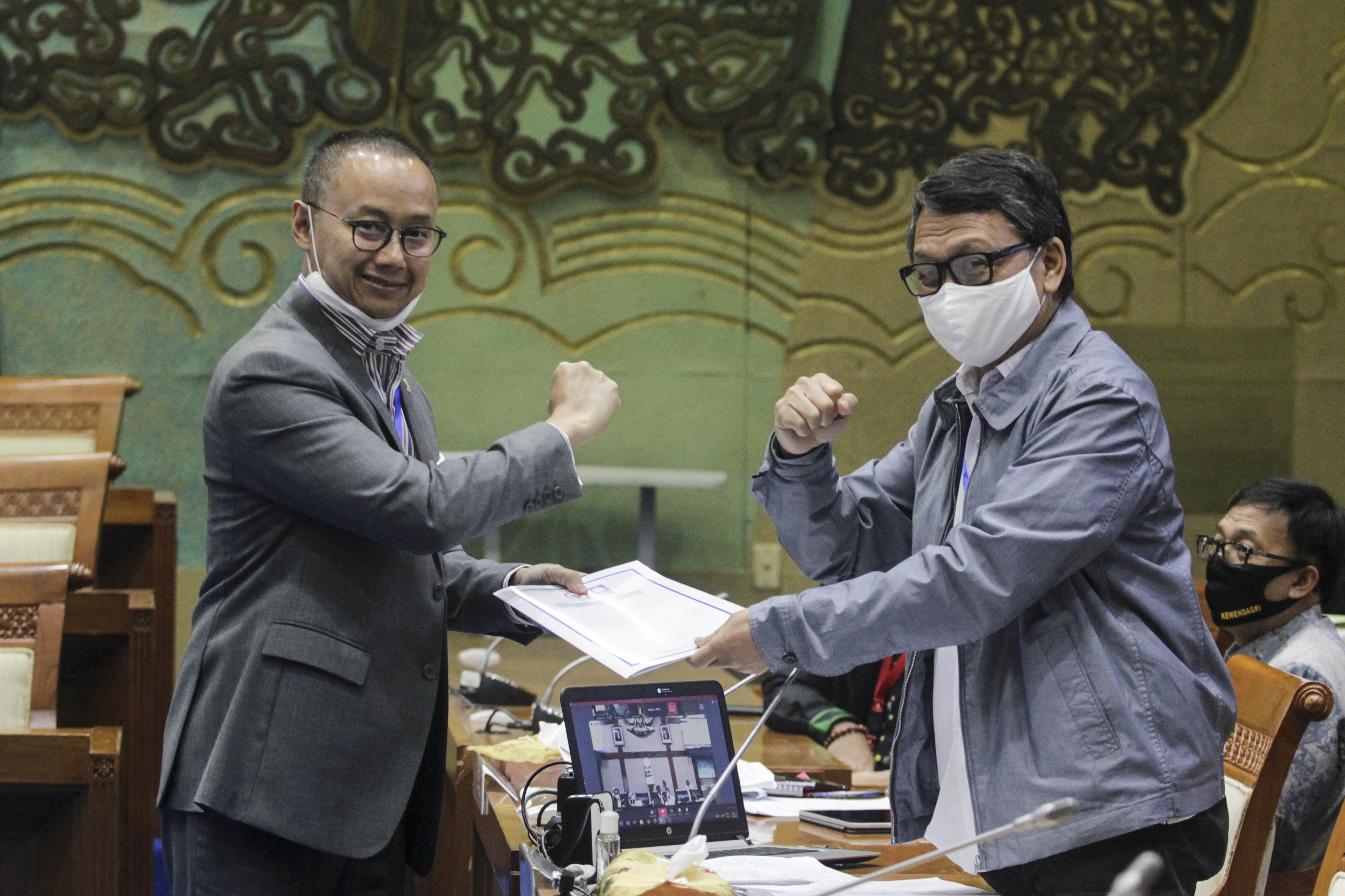 Menteri Energi dan Sumber Daya Mineral (ESDM) Arifin Tasrif (kanan) menerima draft pandangan mini fraksi .