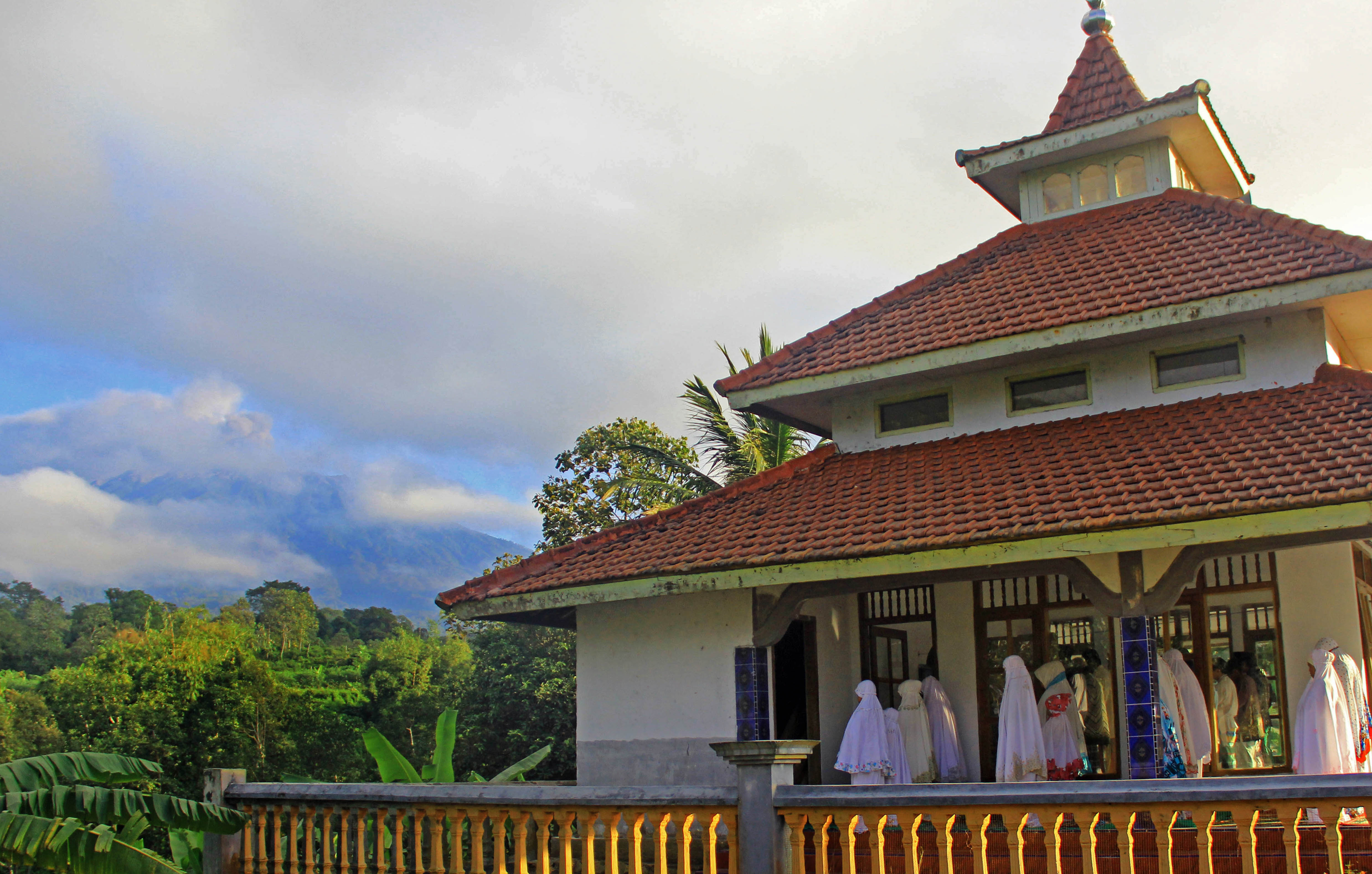 Warga melaksanakan salat Idul Fitri dengan latar belakang Gunung Raung di Dusun Ndani, Desa Bejong, Songgon, Banyuwangi, Jatim, tahun lalu.