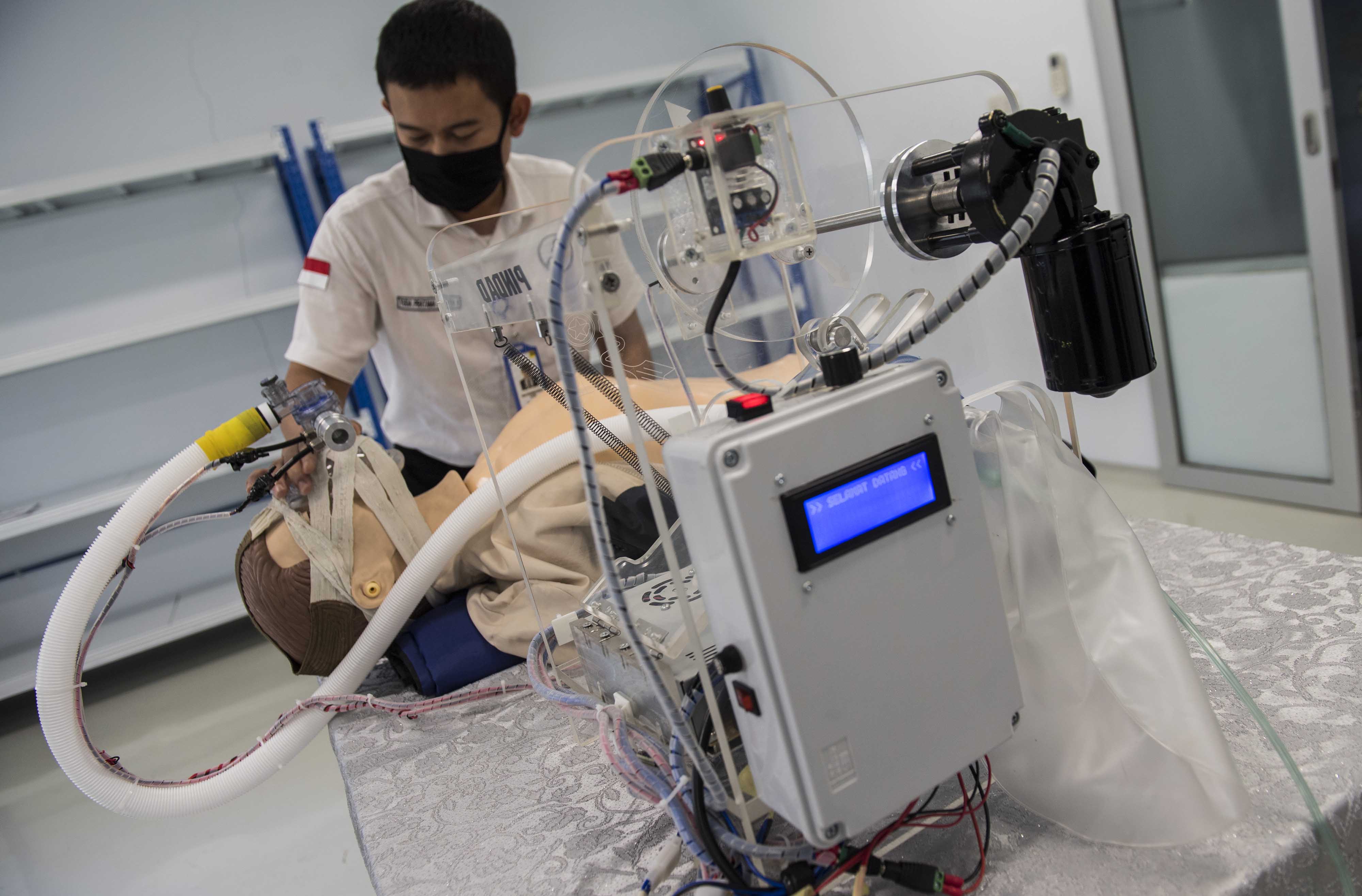 Karyawan menunjukkan penggunaan Pindad Ventilator Resusitator Manual (VRM) di Bandung, Jawa Barat, Jumat (24/4).