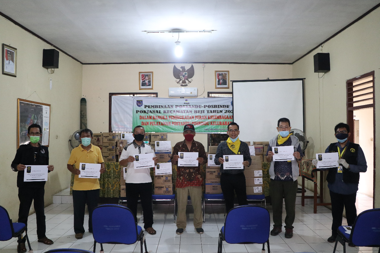 Warga sekitar kampus UI di Depok menerima bantuan paket kebersihan diri dari Universitas Indonesia
