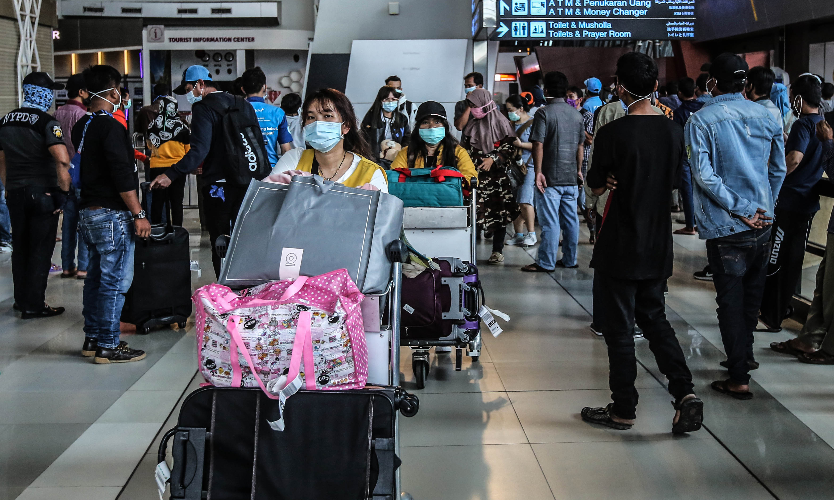 Ilustrasi -- Pekerja migran Indonesia tiba dari Taiwan di Terminal 3 Bandara Internasional Soekarno-Hatta, Cengkareng