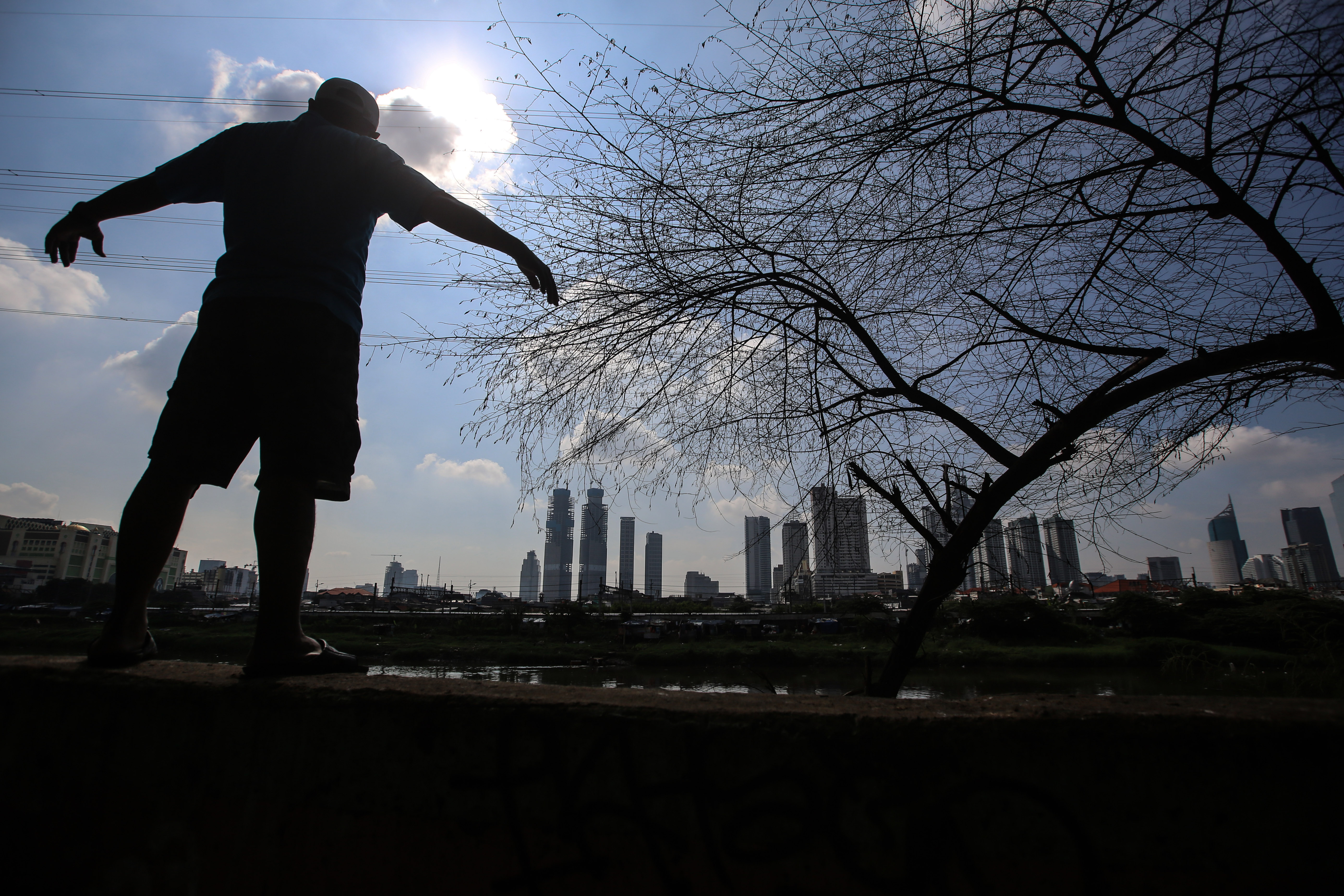 Warga berjemur di kawasan Petamburan, Jakarta, Kamis (16/4).