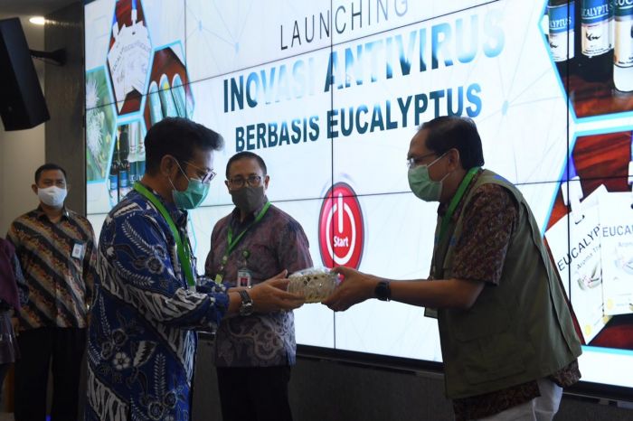 Mentan Syahrul Yasin Limpo (kedua dari kiri) menerima produk antivirus dari eucalyptus. 