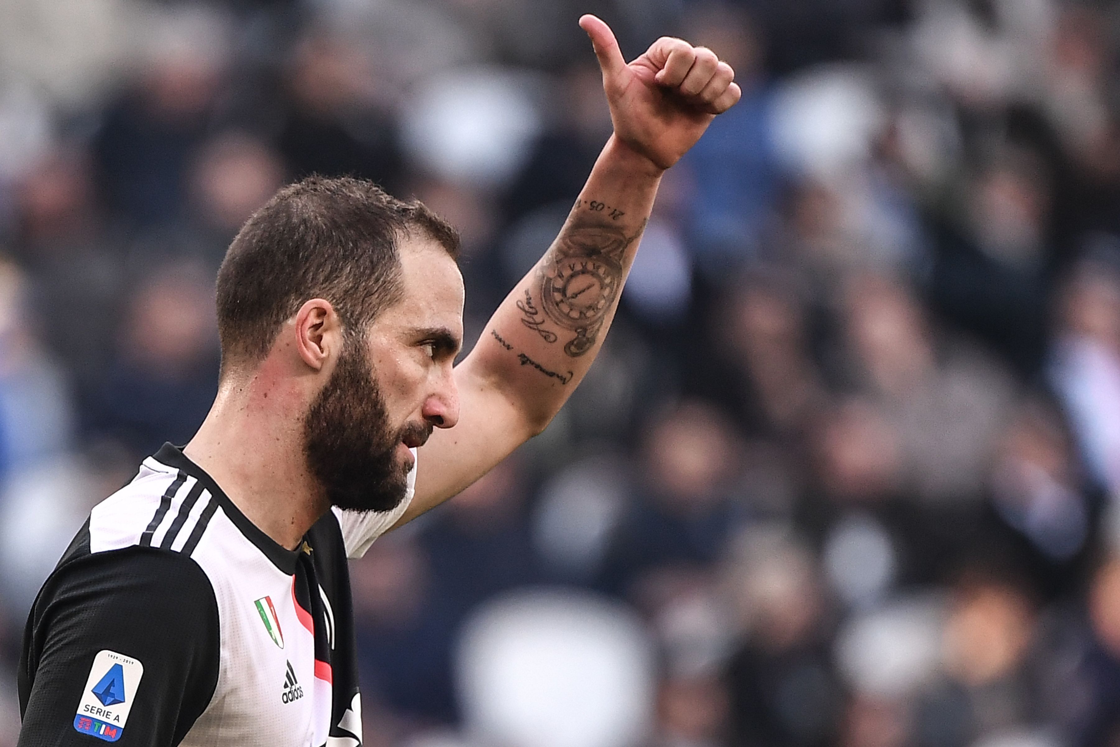 Pemain Juvebrus Gonzalo Higuain tiba di Turin, Italia untuk persiapan kembalinya liga Serie A pada 13 Juni 2020.