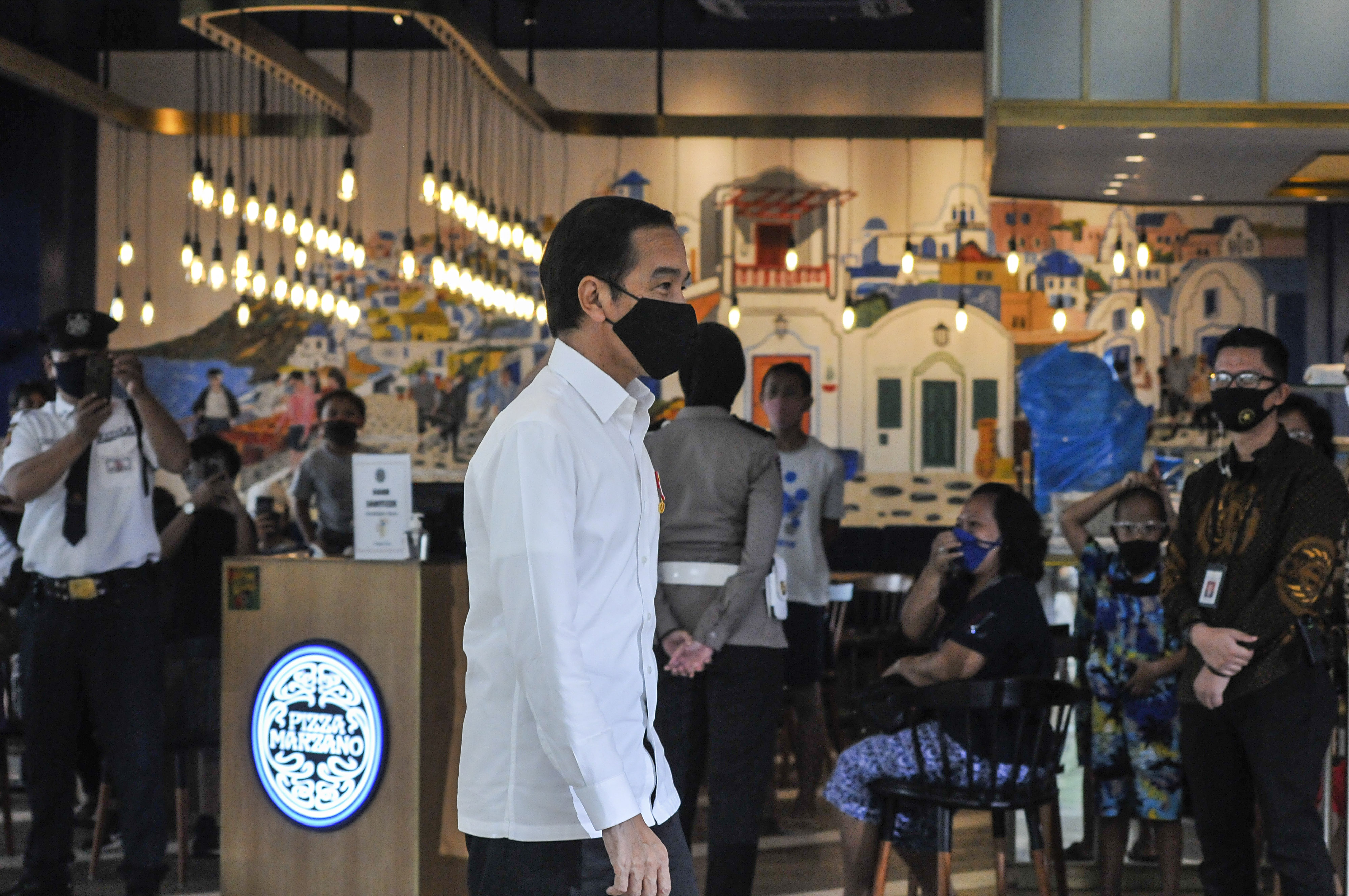 Presiden Joko Widodo (tengah) meninjau salah satu pusat perbelanjaan, di Bekasi, Jawa Barat, Selasa (26/5/2020).