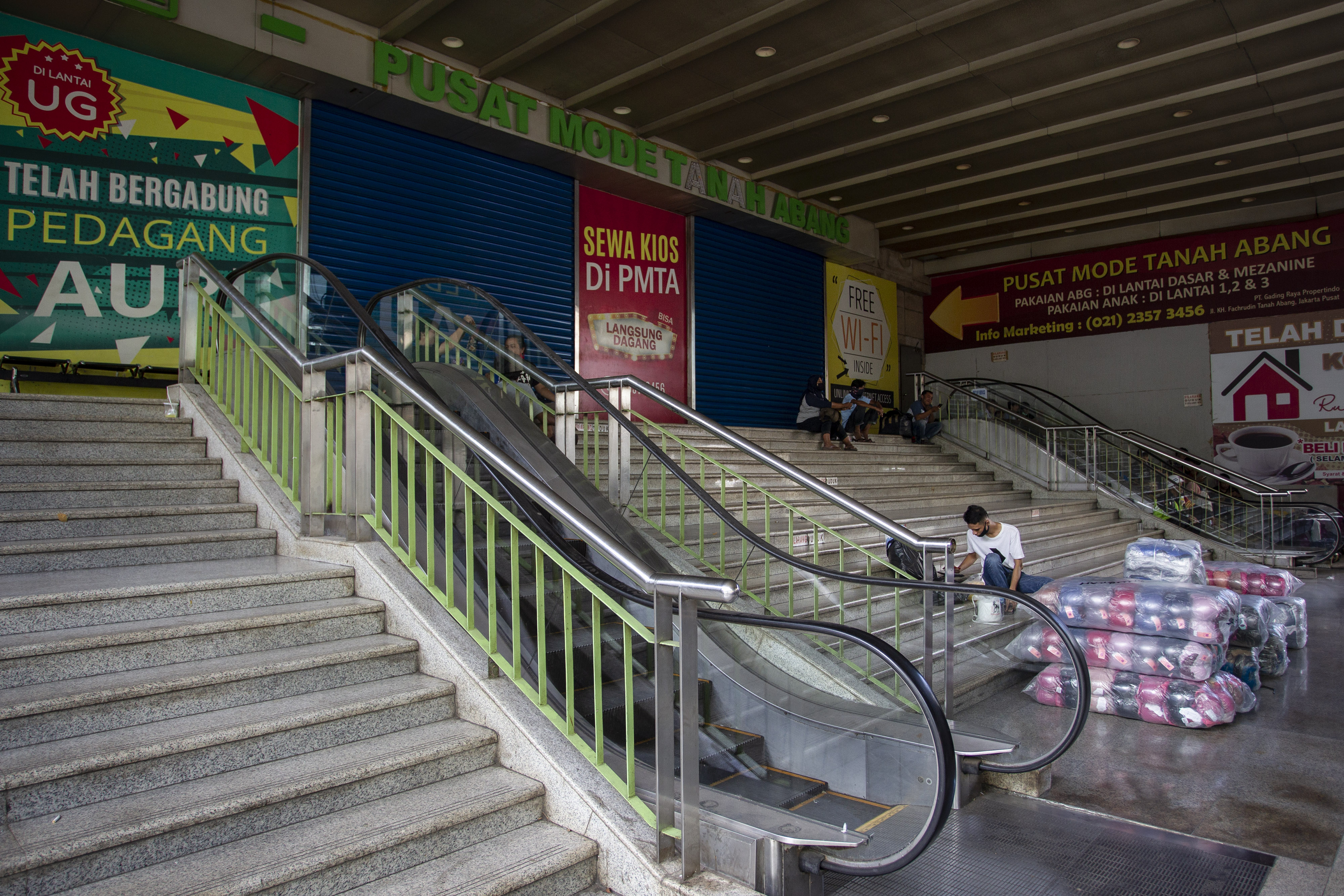Warga beraktivitas di kawasan Pasar Tanah Abang yang penutupannya diperpanjang oleh Pemprov DKI di Jakarta, Selasa (5/5/2020).