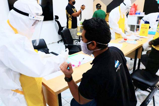 Karyawan Pertamina Maumere mengikuti rapid test.