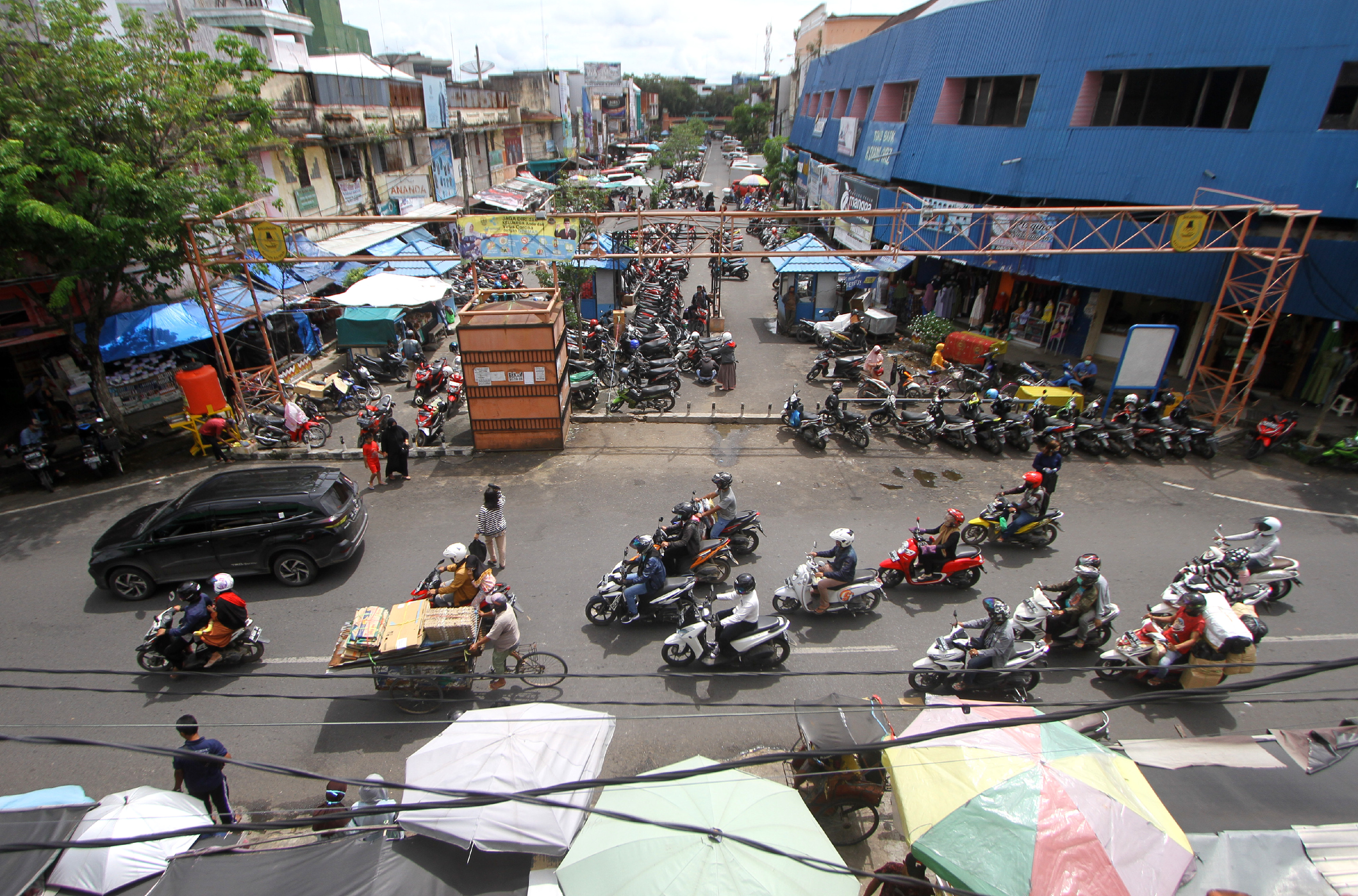 Sejumlah pengendara motor dan warga memadati jalan di kawasan Pasar Sudimampir, Banjarmasin
