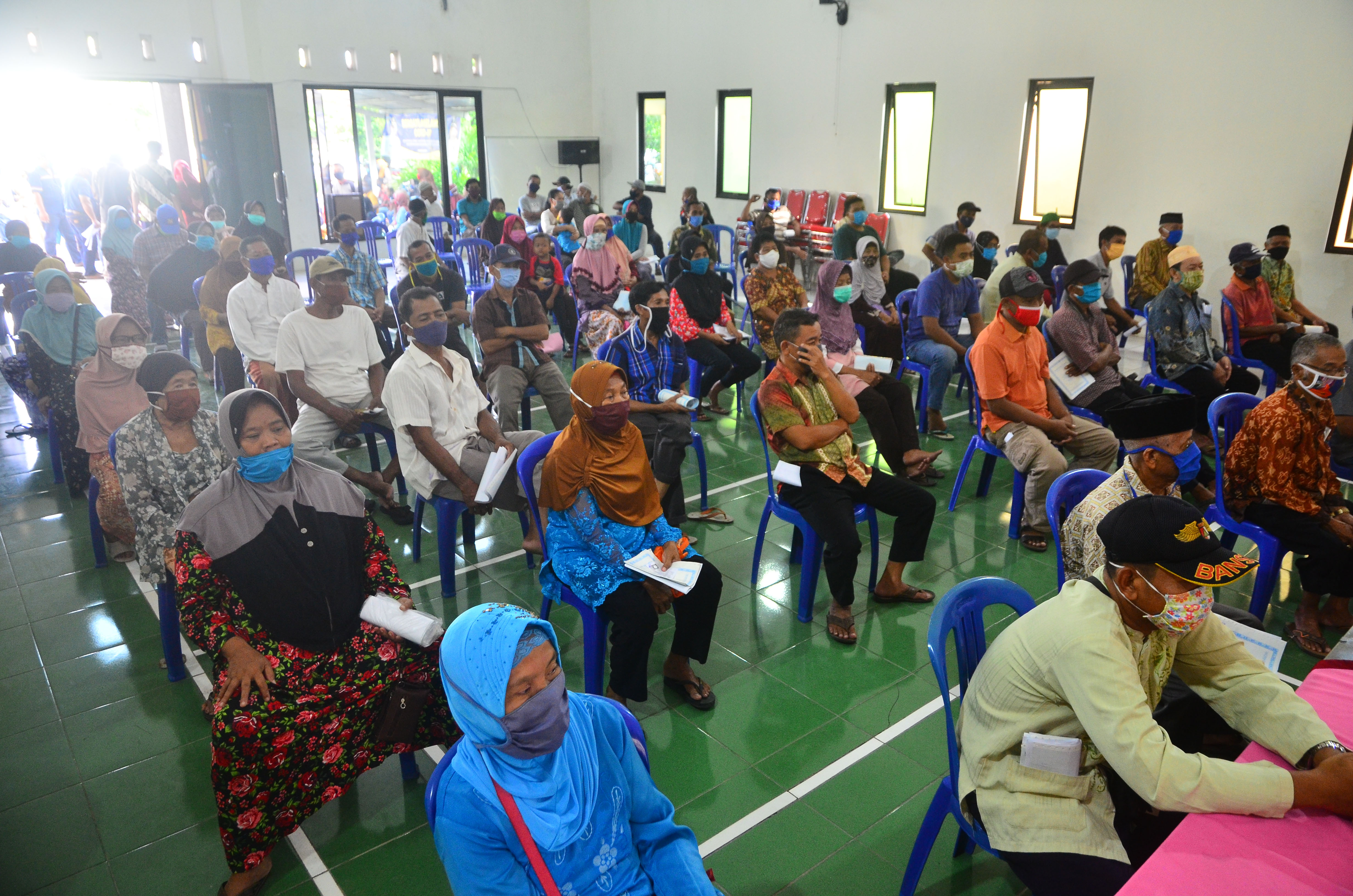 Warga antre untuk menerima Bantuan Langsung Tunai Dana Desa (BLT-DD) di Balai Desa Tanjungkarang, Jati, Kudus, Jawa Tengah, (18/5/2020).