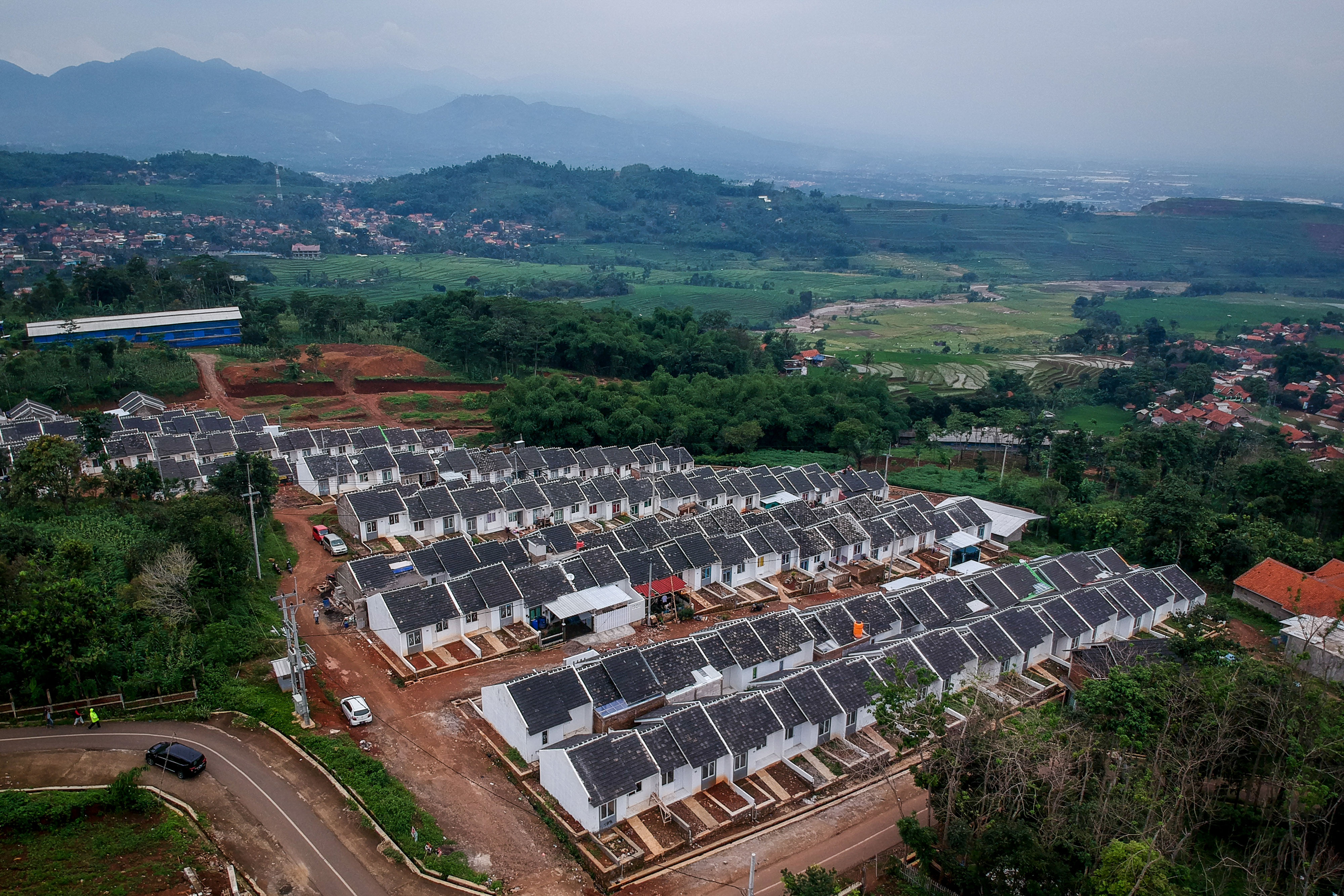 Foto udara perumahan bersubsidi di Kabupaten Sumedang, Jawa Barat.