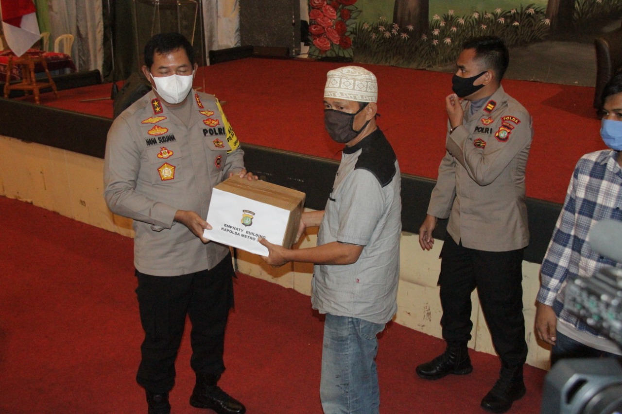 Kapolda Metro Jaya Irjen Nana Sudjana menyerahkan bantuan sembako kepada napi asimilasi di Gedung Siti Maryam Kedoya, Jakbar, Selasa (12/5)