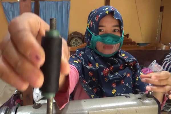 Eka Sari Utami, 25, seorang pemerhati penyandang disabilitas membuat masker transparan khusus bagi warga tunarungu.