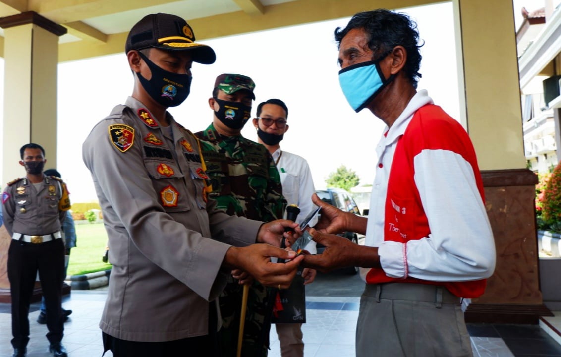 Kapolres AKB Wiyono Eko Prasetyo didampingi Dandim 0723 Klaten Letkol (Kav) Minarso menyerahkan bantuan berupa tabungan Britama